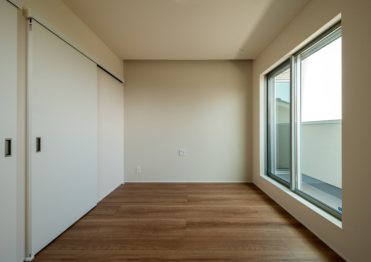 ベランダに出られる窓があるフローリングで白い壁の個室・デザイン住宅 注文住宅・デザイン住宅建築実例_『CASE650 景色を持つ家』_寝室