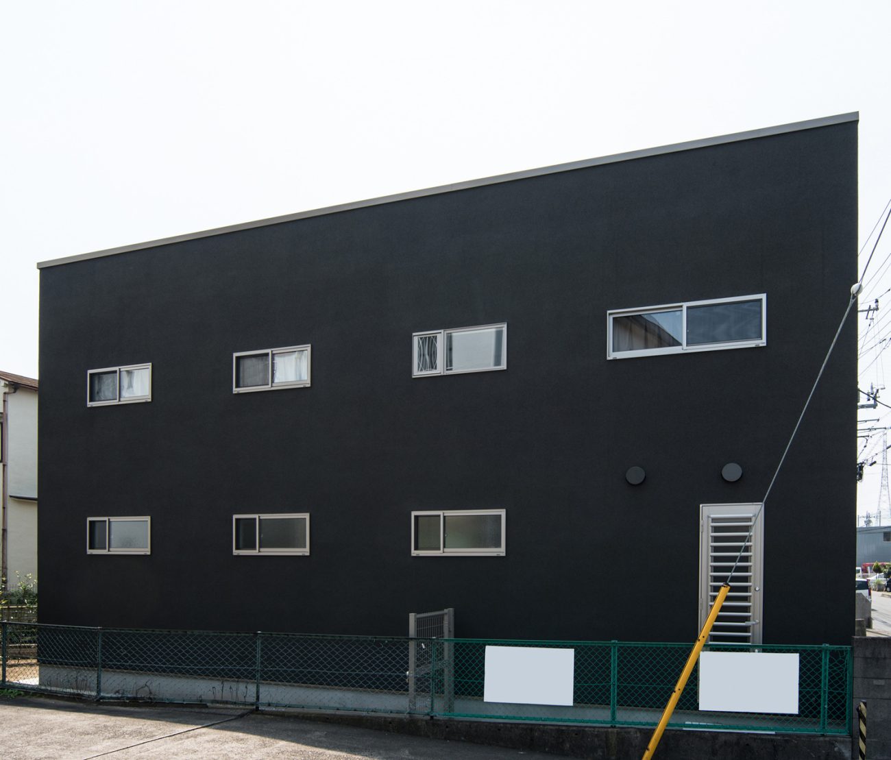 黒い外壁に小さい窓が並んでいる外観の住宅・デザイン住宅 注文住宅・デザイン住宅建築実例_『CASE652 2つの吹抜けを持つ家。』_外観
