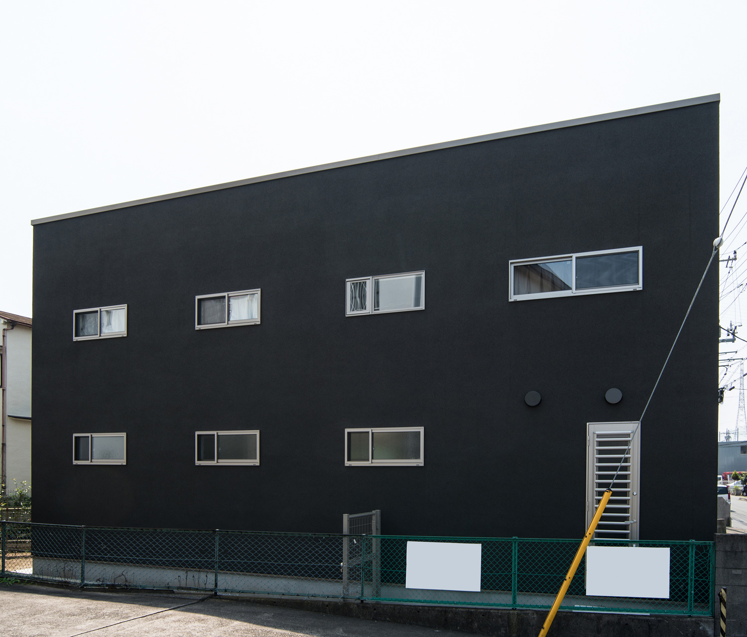 黒い外壁に小さい窓が並んでいる外観の住宅・デザイン住宅 注文住宅・デザイン住宅建築実例_『CASE652 2つの吹抜けを持つ家。』_外観