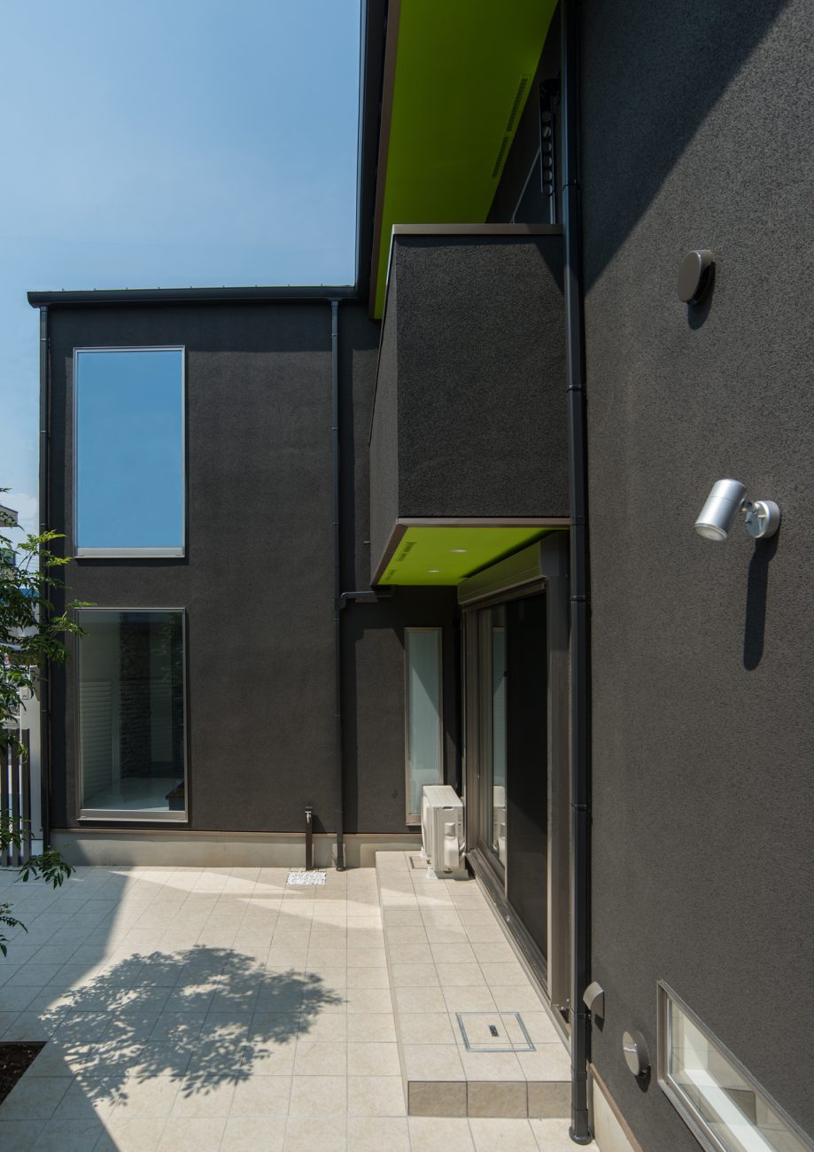黒い外壁で軒天井部分が緑色になっている住宅の外観・デザイン住宅 注文住宅・デザイン住宅建築実例_『CASE652 2つの吹抜けを持つ家。』_外観