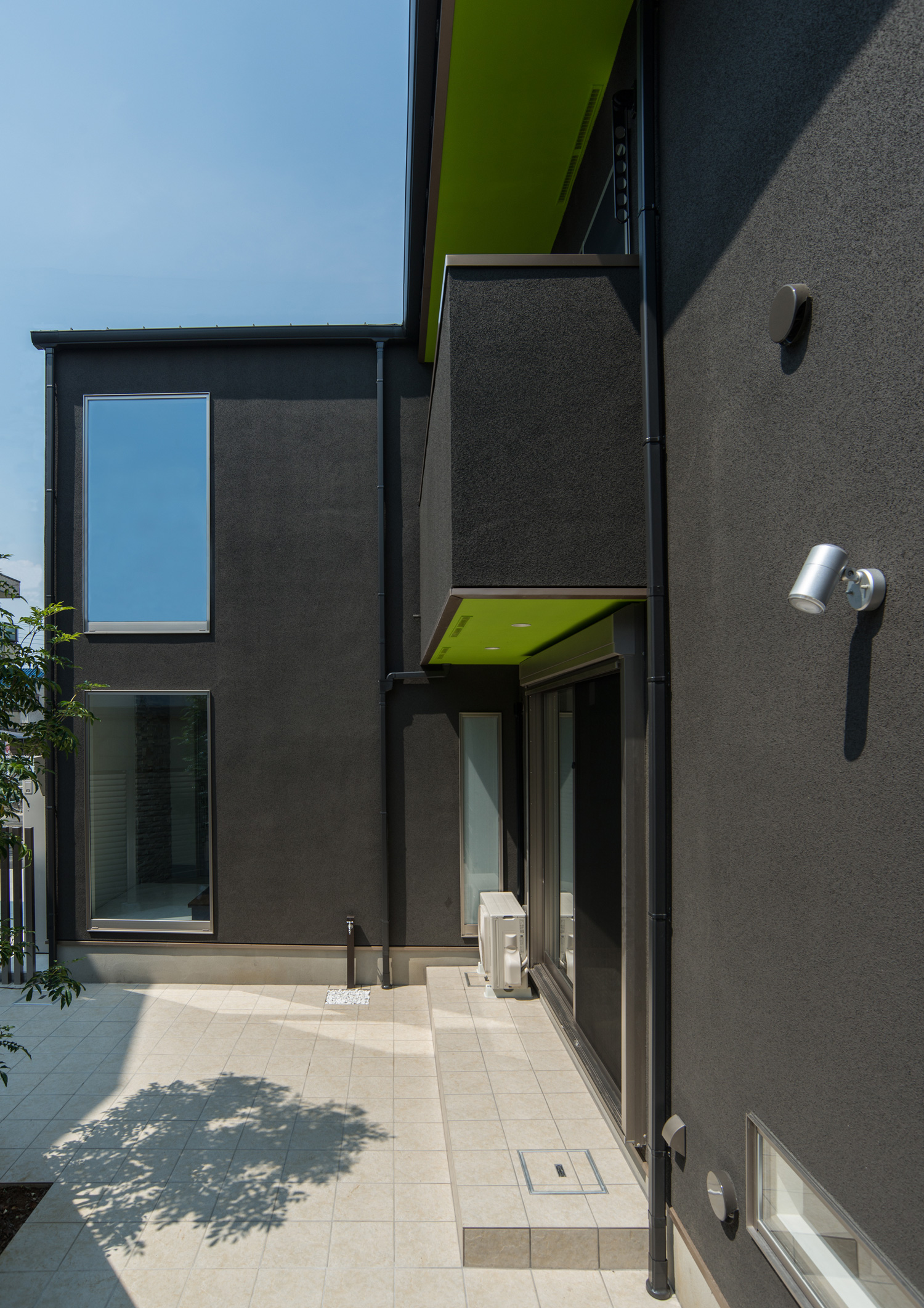 黒い外壁で軒天井部分が緑色になっている住宅の外観・デザイン住宅 注文住宅・デザイン住宅建築実例_『CASE652 2つの吹抜けを持つ家。』_外観