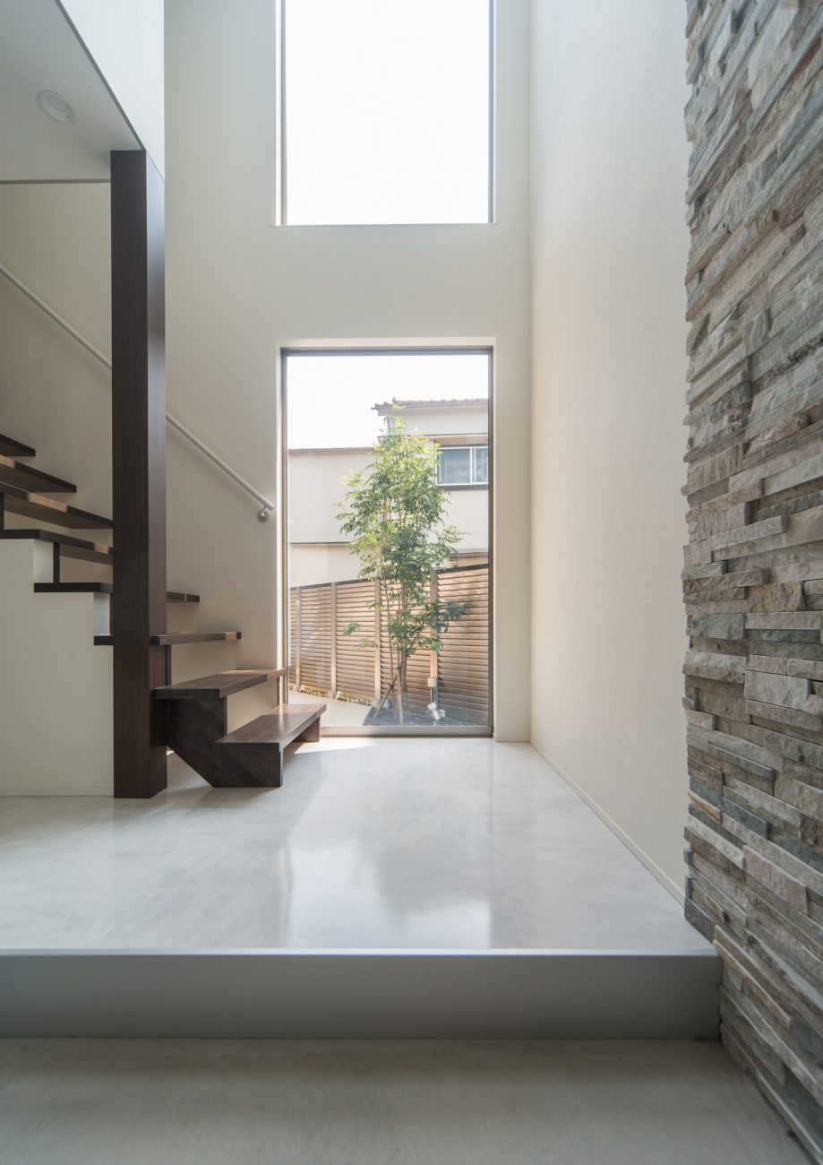 中庭の緑が印象的な吹き抜け玄関