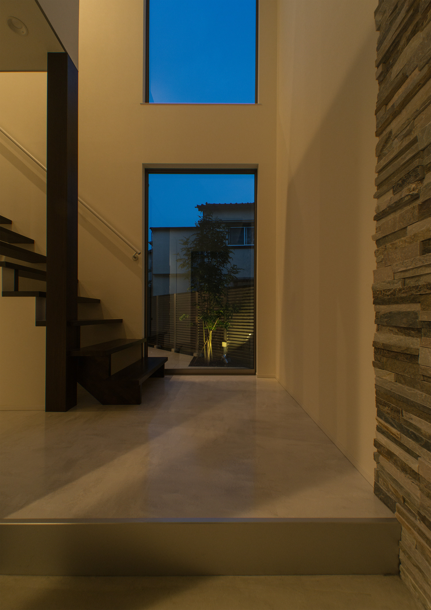 ライトアップされた植栽が見える窓・デザイン住宅 注文住宅・デザイン住宅建築実例_『CASE652 2つの吹抜けを持つ家。』_玄関