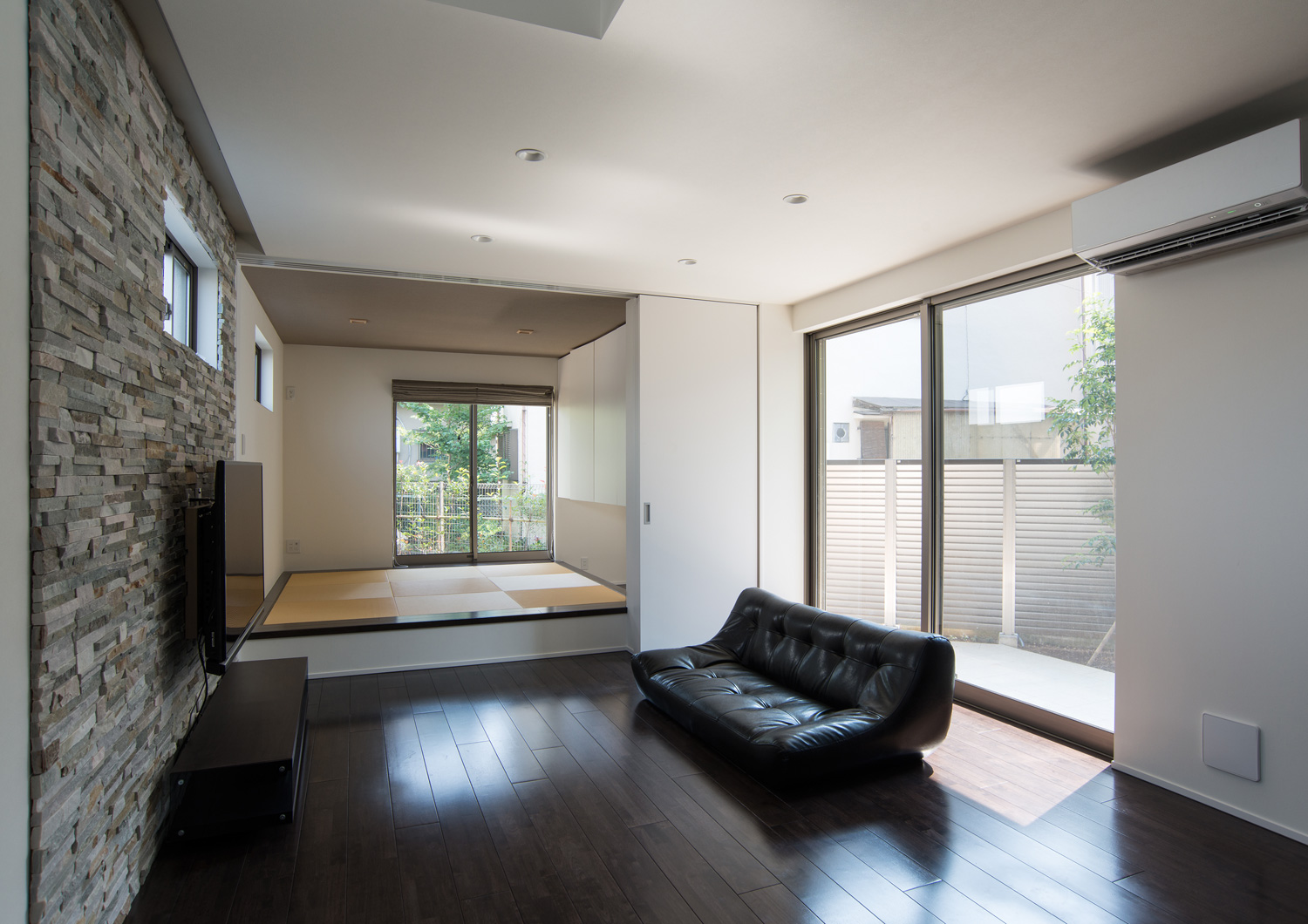 テラスに繋がる大きな窓と畳スペースがあるLDK・デザイン住宅 注文住宅・デザイン住宅建築実例_『CASE652 2つの吹抜けを持つ家。』_LDK