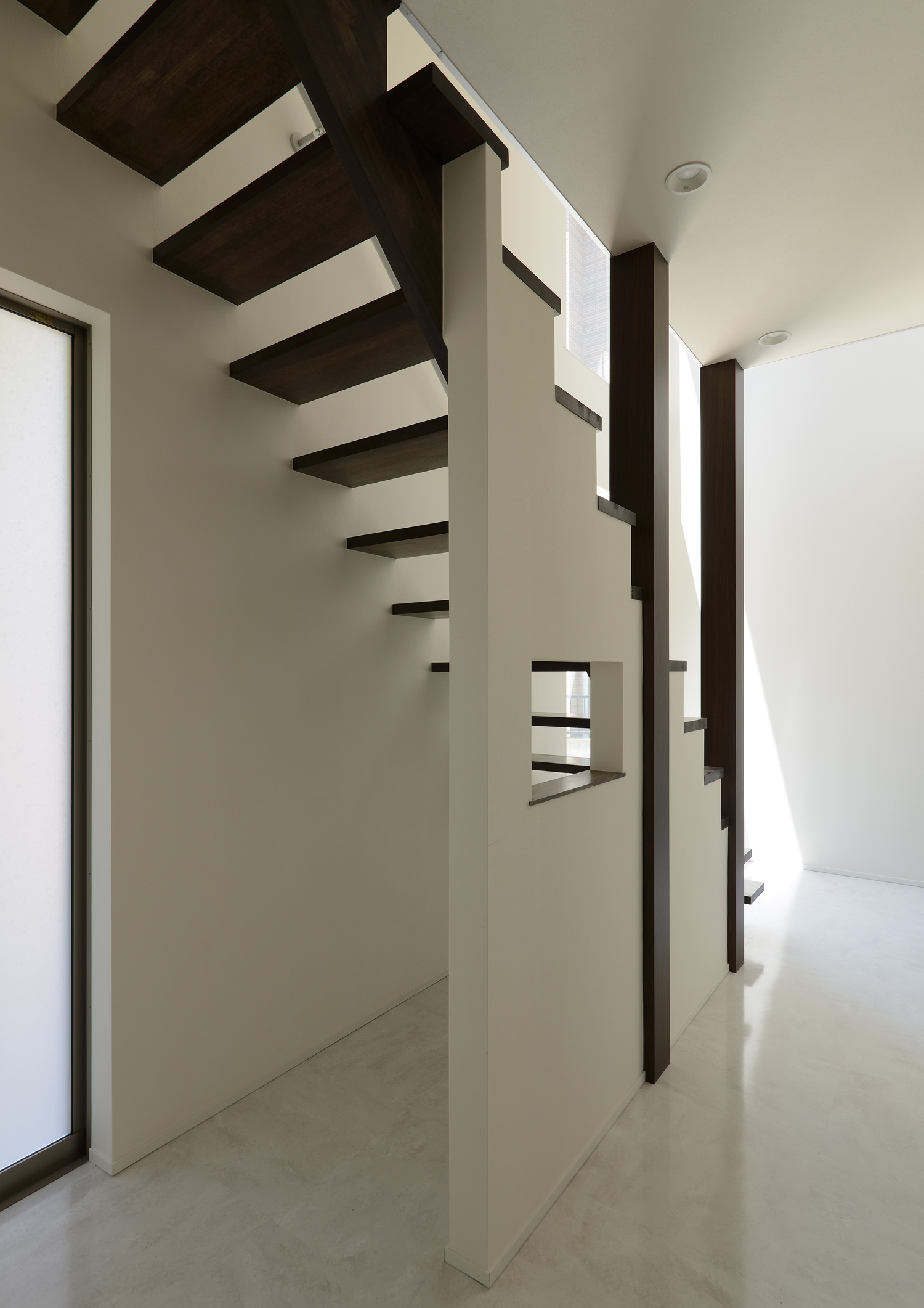 白い壁の空間に黒いスケルトン階段がある様子・デザイン住宅 注文住宅・デザイン住宅建築実例_『CASE652 2つの吹抜けを持つ家。』_階段