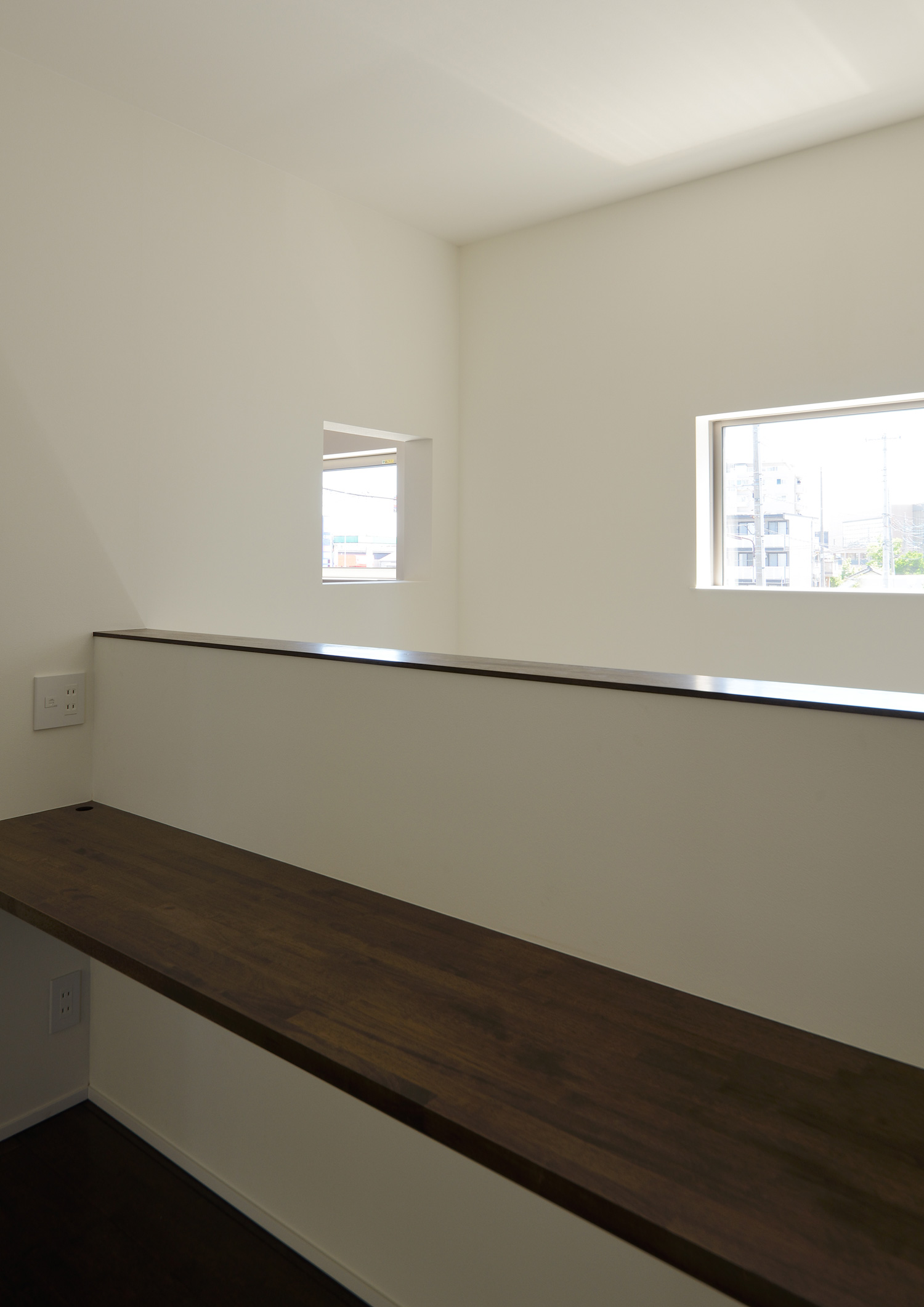 壁付けデスクの正面に窓が設けられた様子・デザイン住宅 注文住宅・デザイン住宅建築実例_『CASE652 2つの吹抜けを持つ家。』_書斎