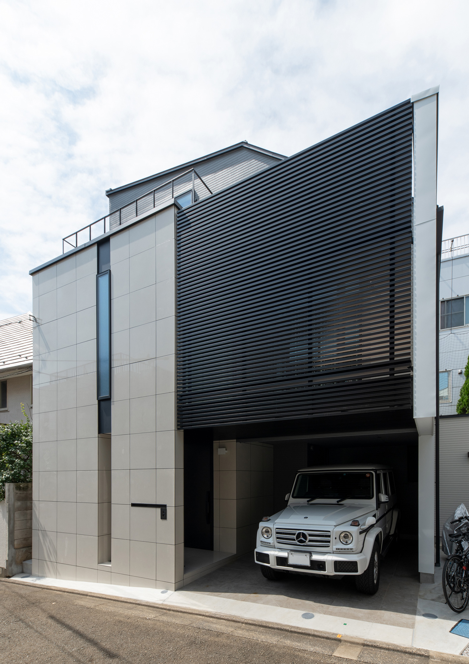 インナーガレージに車が一台収納された住宅・デザイン住宅 注文住宅・デザイン住宅建築実例_『CASE653 せんのいえ』_外観