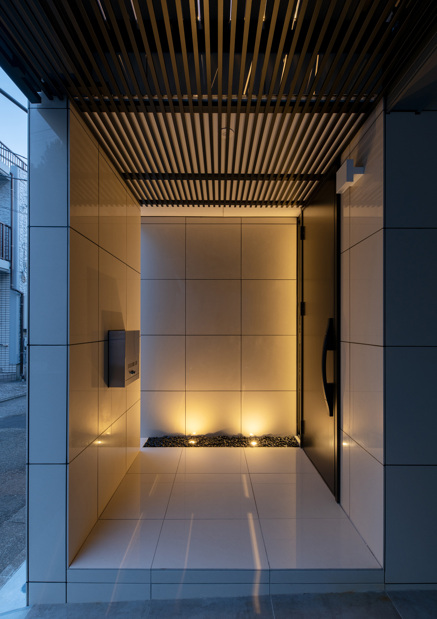 タイルに囲まれたルーバーの天井の玄関ポーチ・デザイン住宅 注文住宅・デザイン住宅建築実例_『CASE653 せんのいえ』_外観