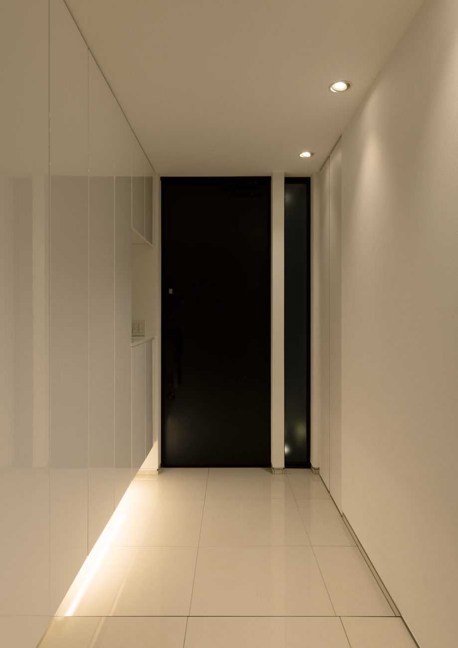 白い、浮いたようなデザインのシューズボックスの下に間接照明が取り付けられた様子・デザイン住宅 注文住宅・デザイン住宅建築実例_『CASE653 せんのいえ』_玄関