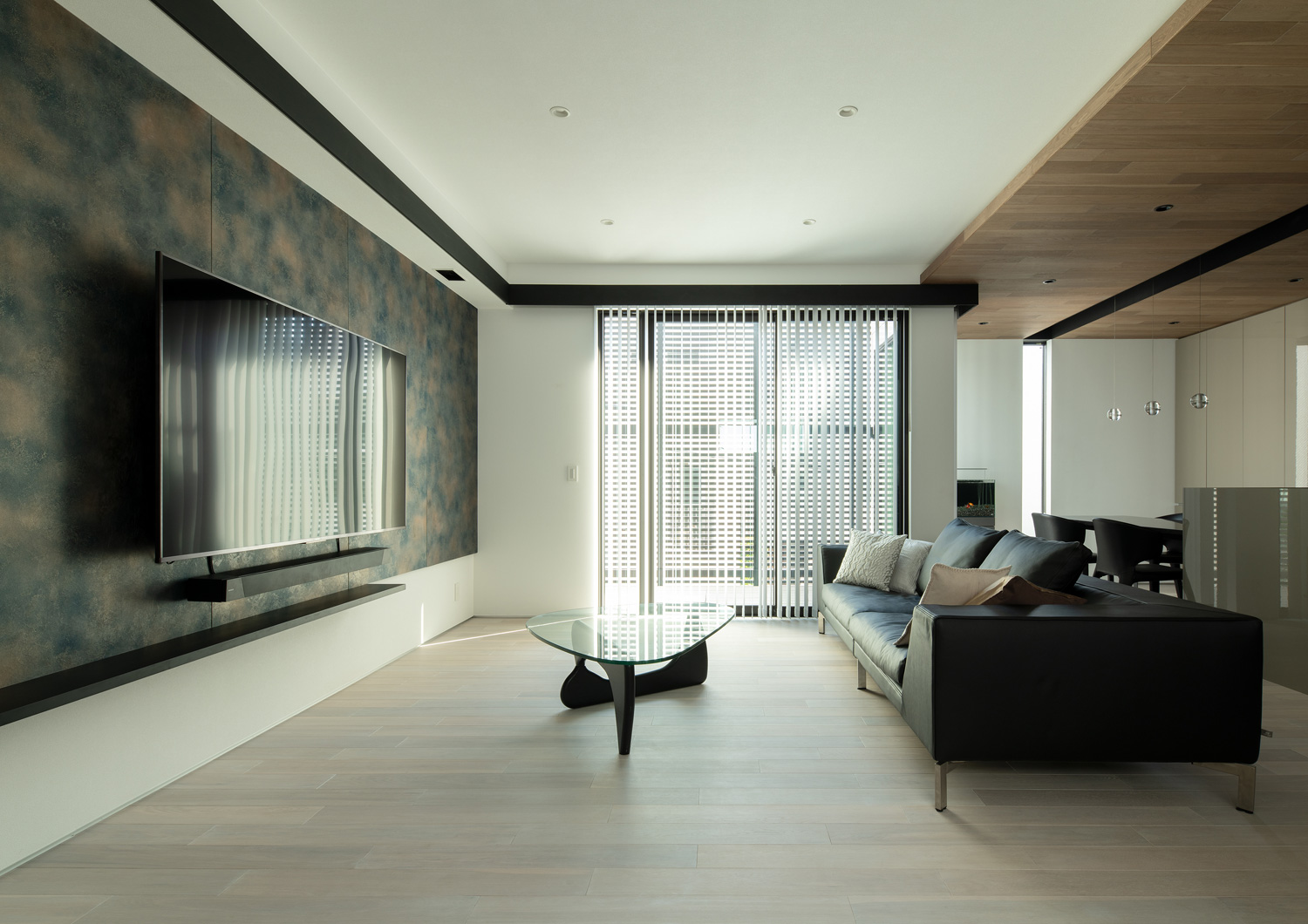 ブラインドを取り付けた窓や、テレビを取り付けたマーブル柄の壁があるLDK・デザイン住宅が 注文住宅・デザイン住宅建築実例_『CASE653 せんのいえ』_LDK