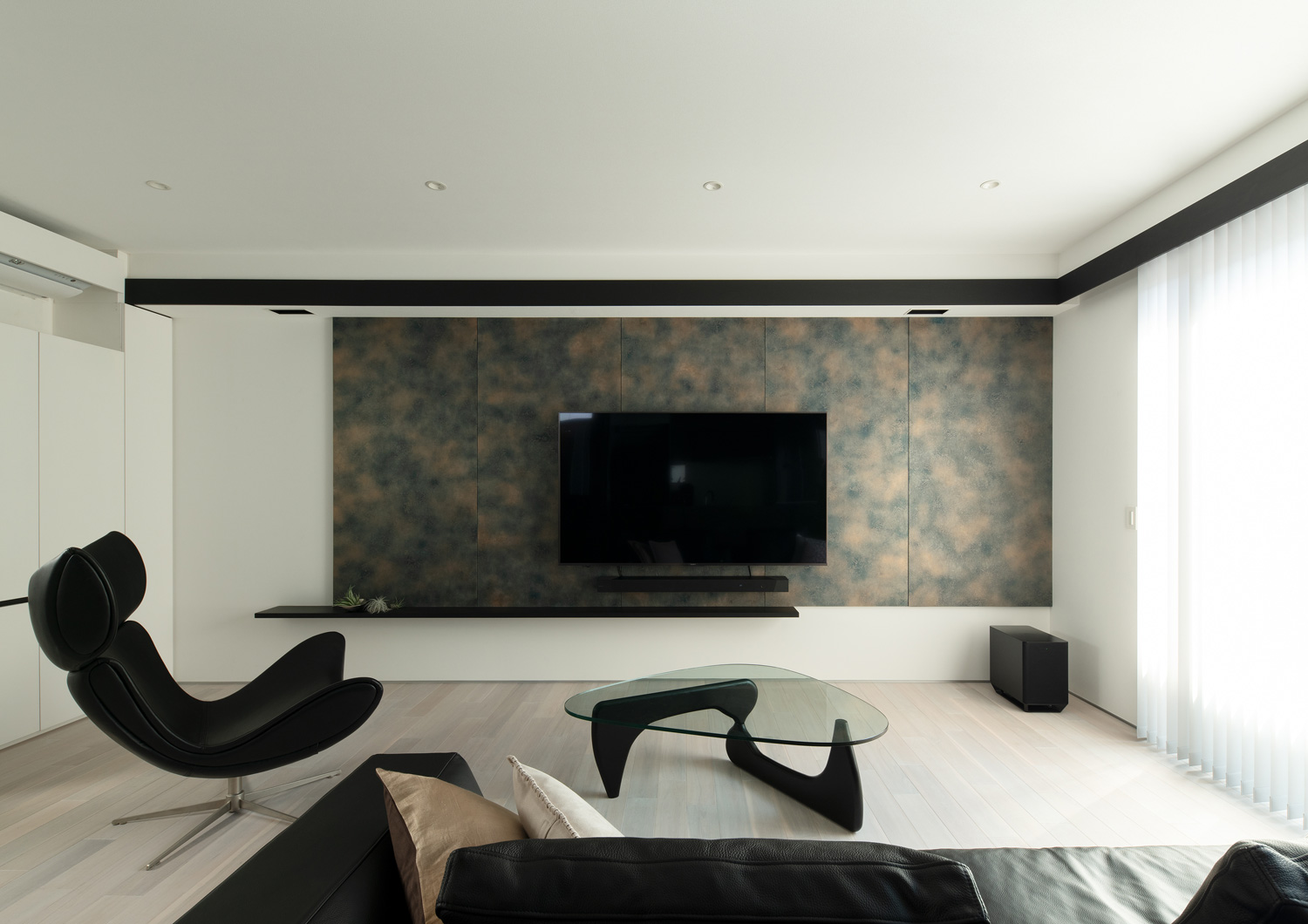 モノトーンを基調とした中にマーブル柄のアクセントウォールを設けたLDK・デザイン住宅 注文住宅・デザイン住宅建築実例_『CASE653 せんのいえ』_LDK