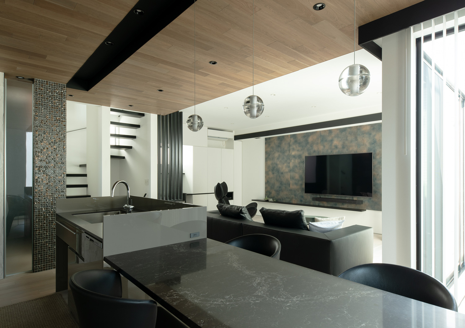 木目の下がり天井にペンダントライトが取り付けられたキッチン・デザイン住宅 注文住宅・デザイン住宅建築実例_『CASE653 せんのいえ』_LDK