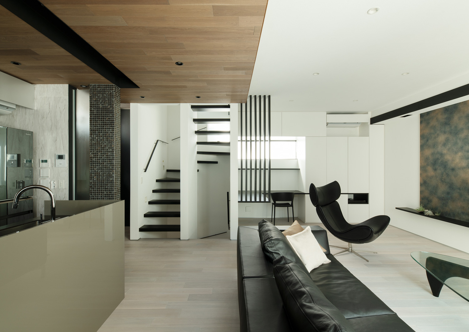 キッチンとリビングで天井の色が変わっている様子・デザイン住宅 注文住宅・デザイン住宅建築実例_『CASE653 せんのいえ』_LDK