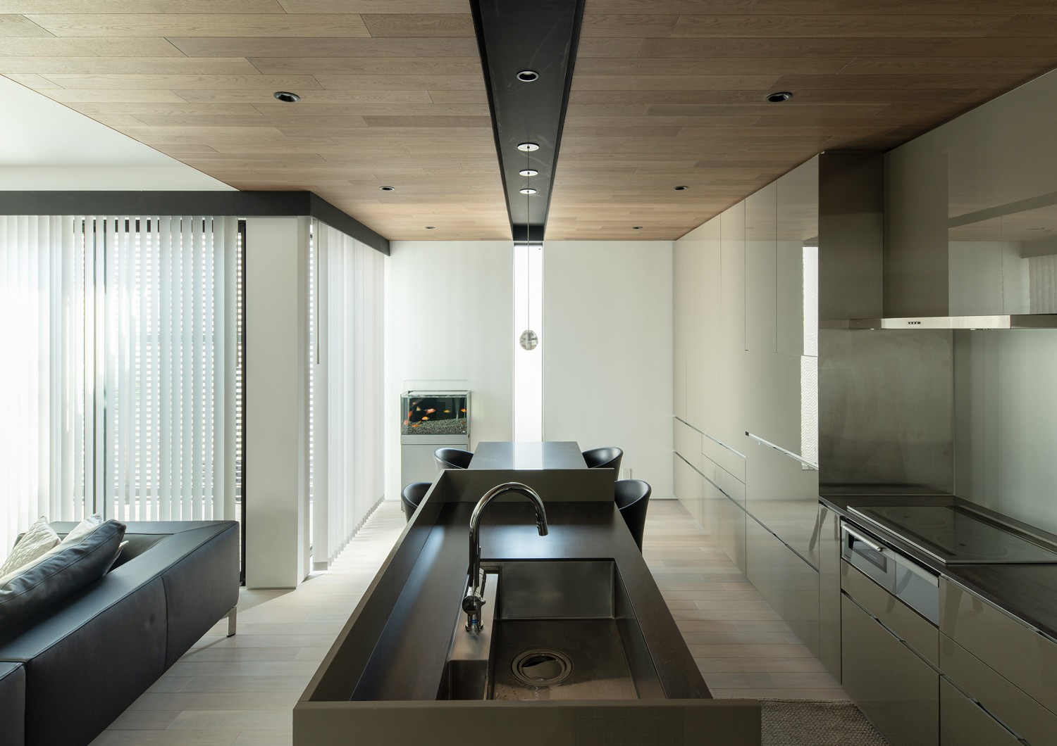 木目の天井にある黒いラインとスリット窓が一直線になるように見える様子・デザイン住宅 注文住宅・デザイン住宅建築実例_『CASE653 せんのいえ』_LDK