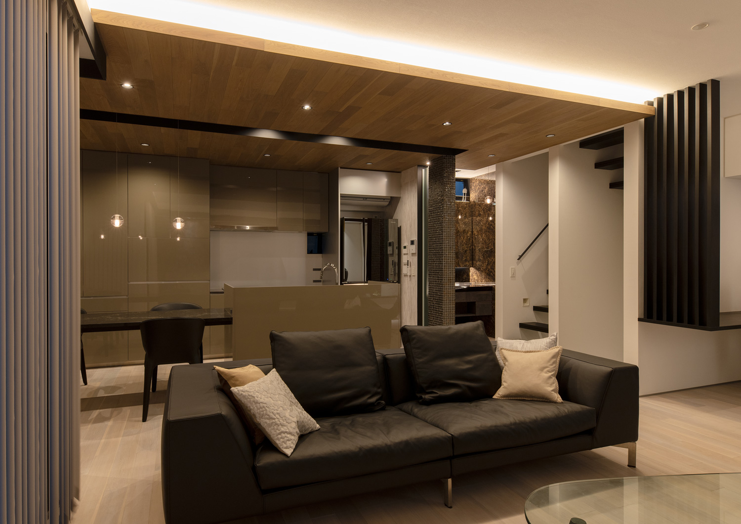 木目の下がり天井部分に間接照明が取り付けられたLDK・デザイン住宅 注文住宅・デザイン住宅建築実例_『CASE653 せんのいえ』_LDK