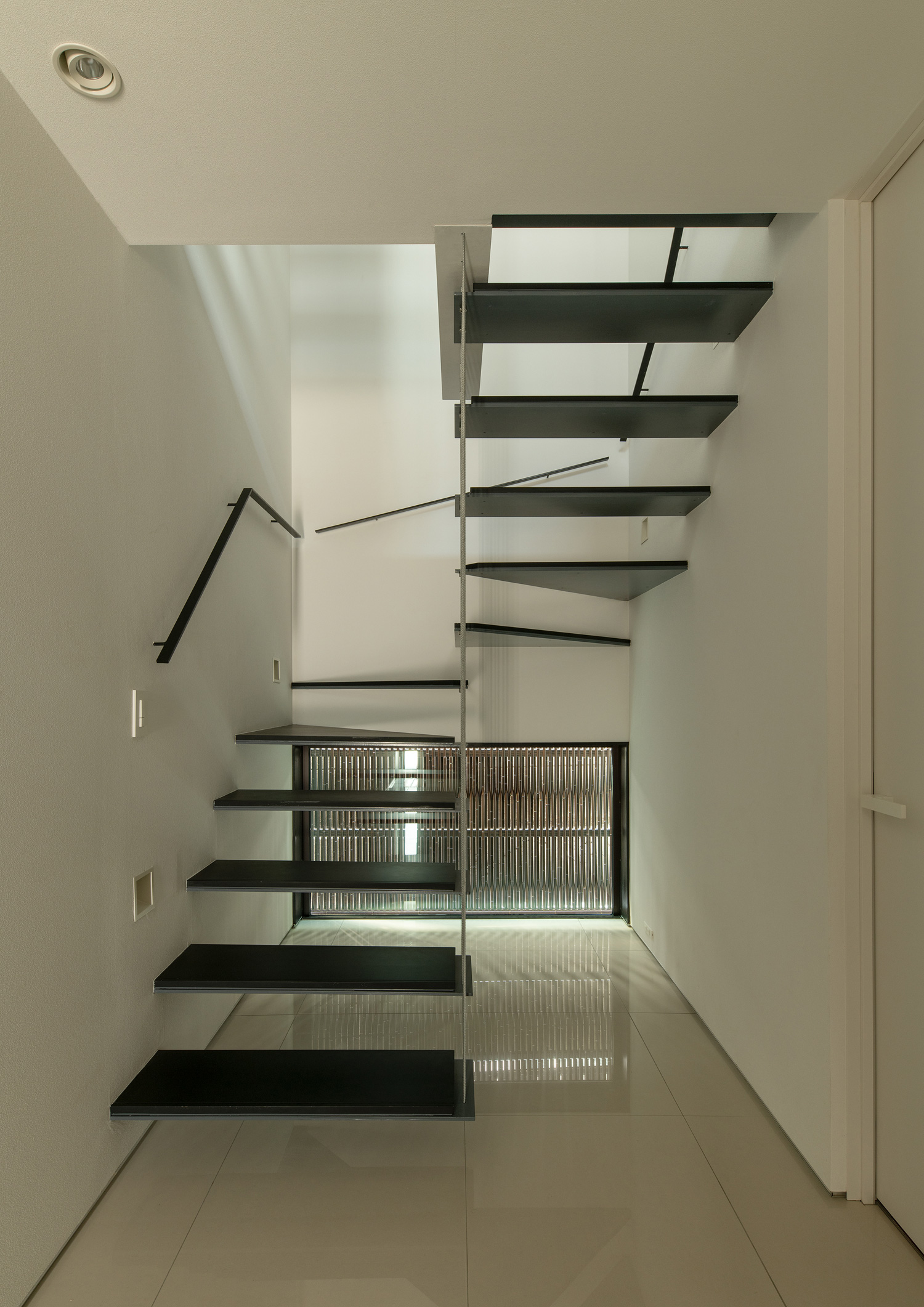 足元に窓がある黒いスケルトン階段・デザイン住宅 注文住宅・デザイン住宅建築実例_『CASE653 せんのいえ』_階段