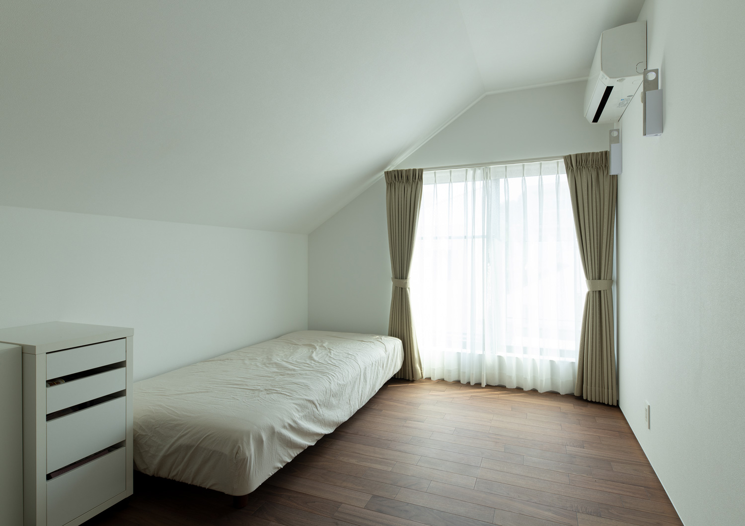 斜め屋根になったフローリングの寝室・デザイン住宅 注文住宅・デザイン住宅建築実例_『CASE653 せんのいえ』_子供部屋