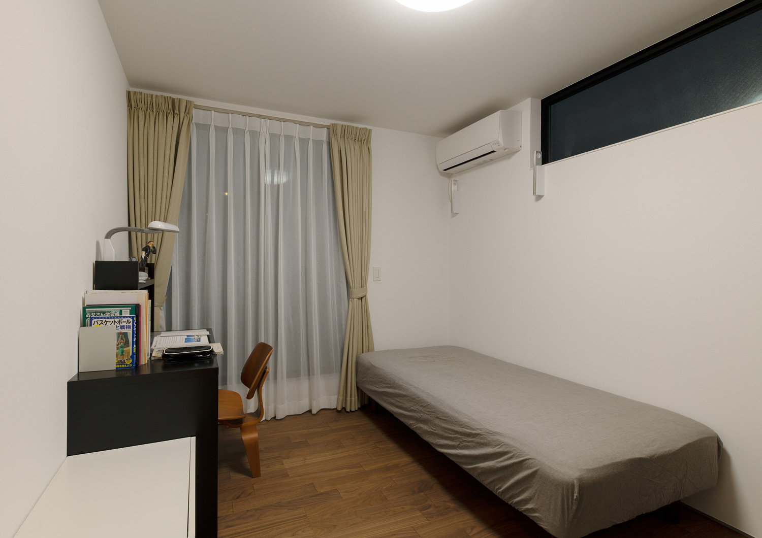 スリット窓と大きい窓がある寝室・デザイン住宅 注文住宅・デザイン住宅建築実例_『CASE653 せんのいえ』_子供部屋