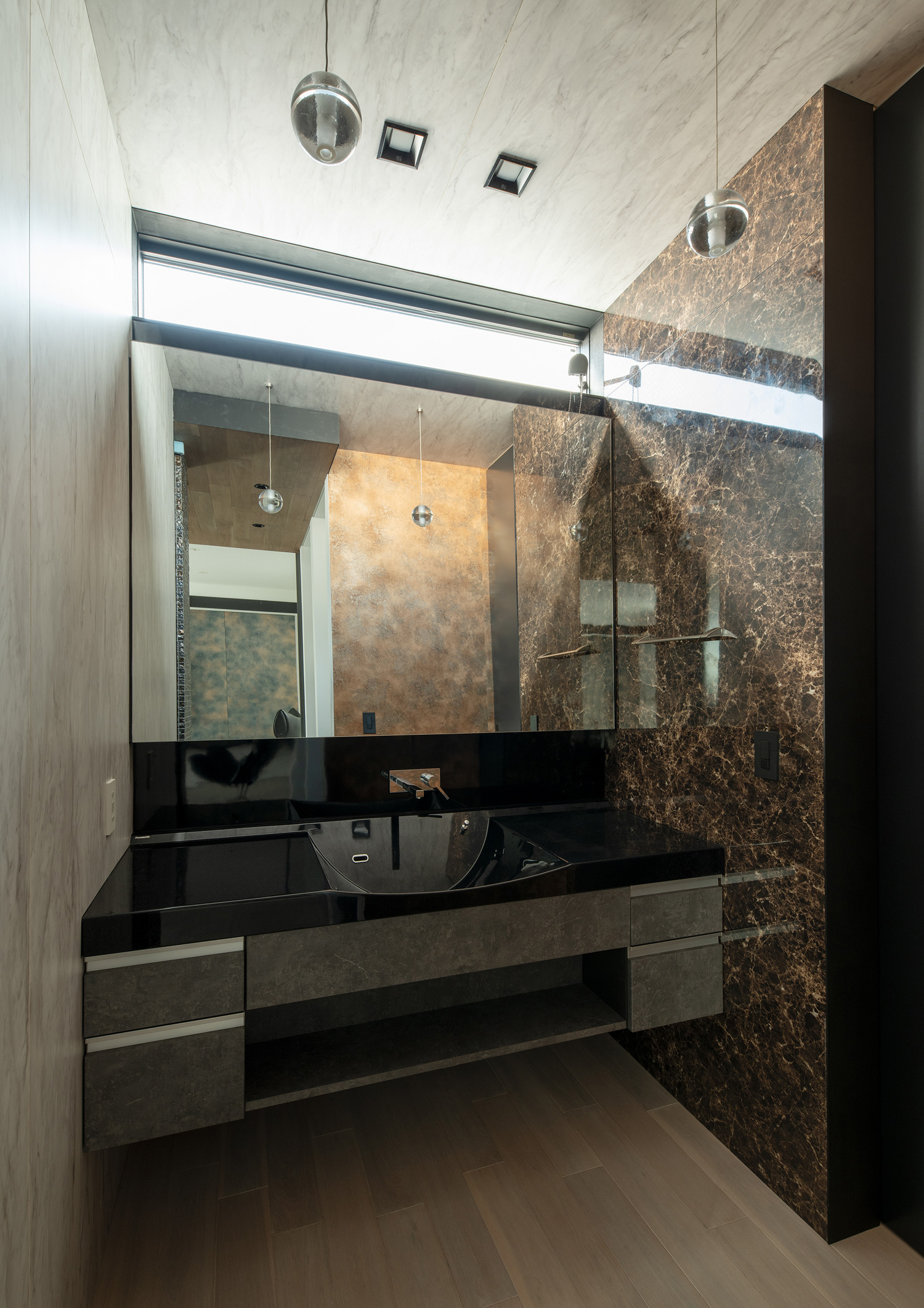 天井近くに窓がある石の壁の洗面所・デザイン住宅 注文住宅・デザイン住宅建築実例_『CASE653 せんのいえ』_浴室・洗面所