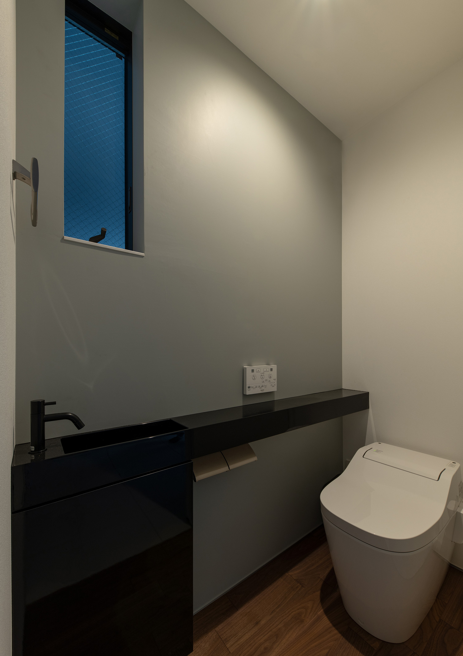 グレーのアクセントクロスや黒い薄型手洗いがあるトイレ・デザイン住宅 注文住宅・デザイン住宅建築実例_『CASE653 せんのいえ』_トイレ