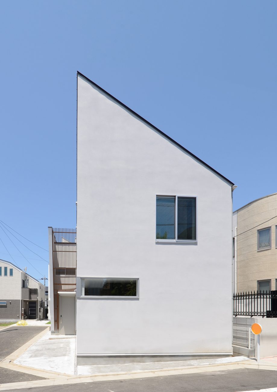 角地に建つ、白い外壁で斜め屋根の住宅・デザイン住宅 注文住宅・デザイン住宅建築実例_『CASE654 circulating』_外観