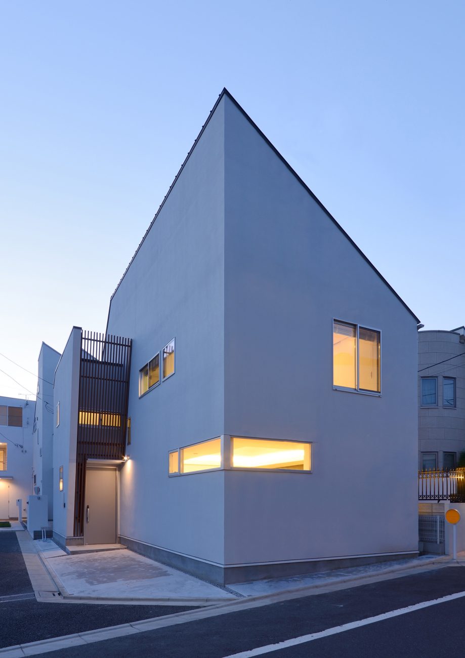 スリット窓から室内の光が漏れる、斜め屋根で白い外壁の住宅・デザイン住宅 注文住宅・デザイン住宅建築実例_『CASE654 circulating』_外観