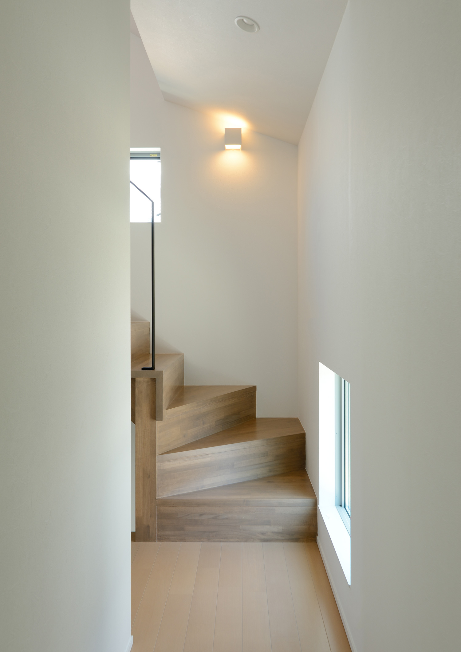 足元に窓を設けた、白い壁に囲まれた木製の箱型階段・デザイン住宅 注文住宅・デザイン住宅建築実例_『CASE654 circulating』_階段