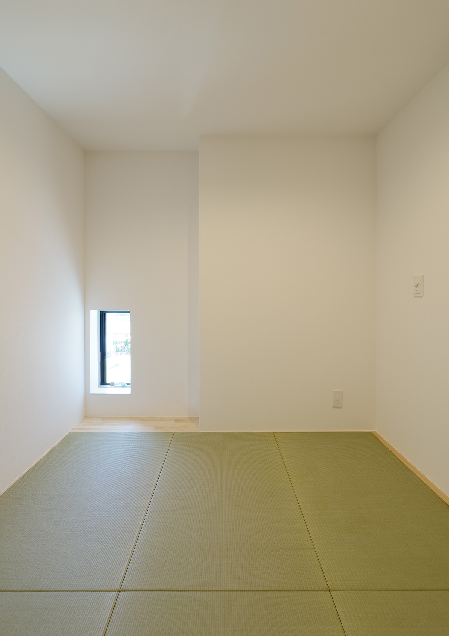 小さな窓がある白い壁の和室・デザイン住宅 注文住宅・デザイン住宅建築実例_『CASE654 circulating』_和室