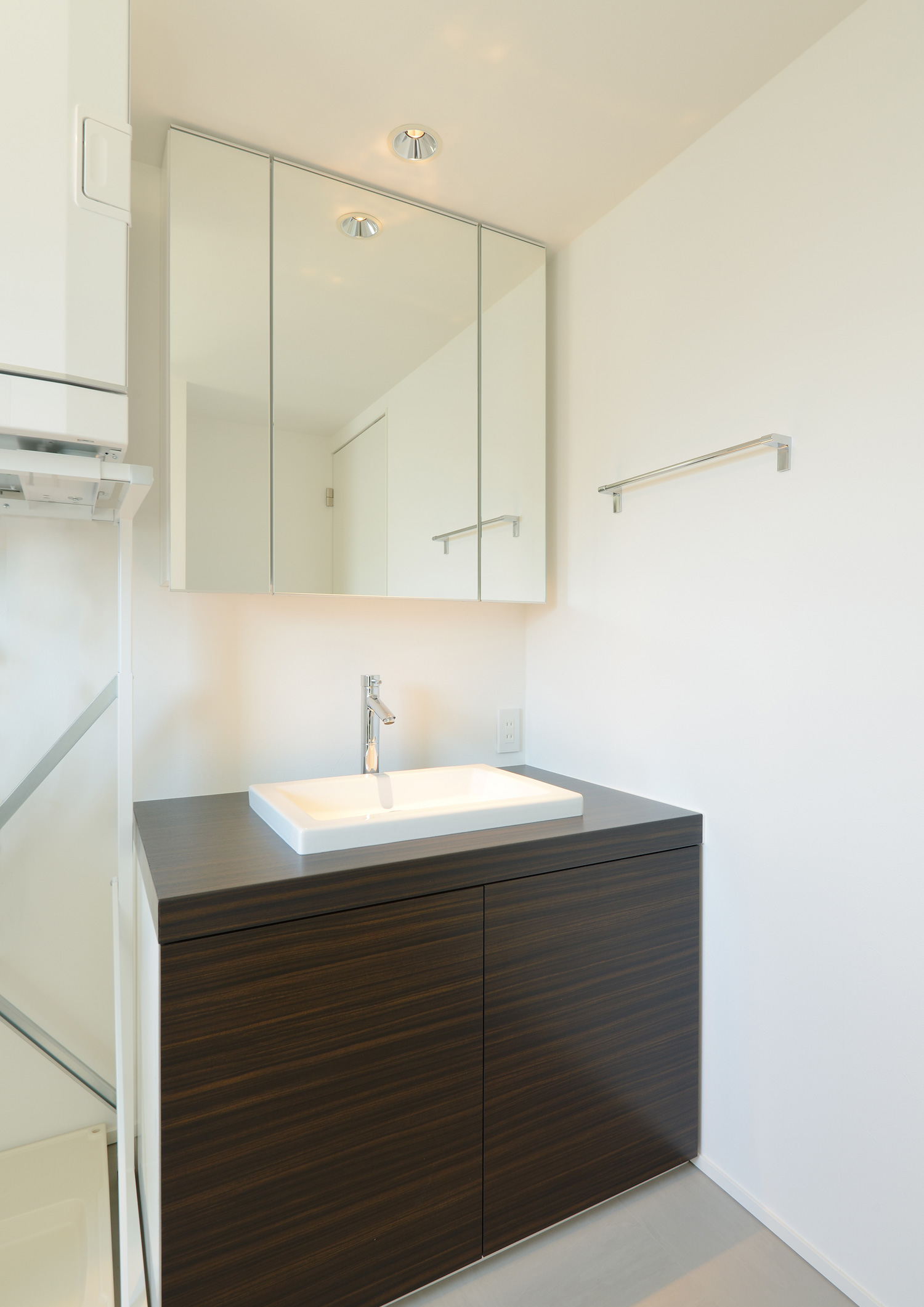 ダークブラウンの洗面台がある白い壁の洗面所・デザイン住宅 注文住宅・デザイン住宅建築実例_『CASE654 circulating』_浴室・洗面所