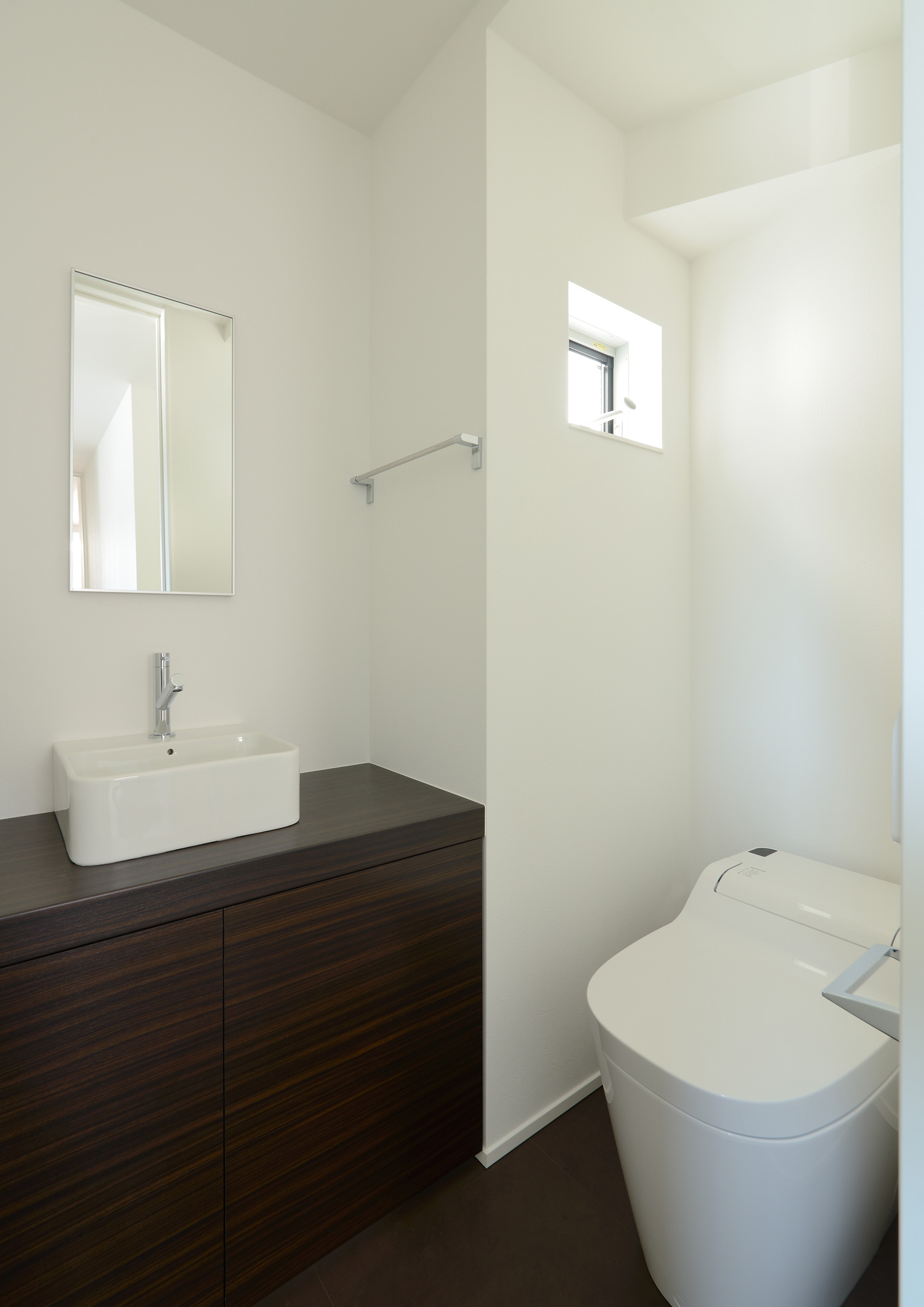 手洗いカウンターのあるトイレ・デザイン住宅 注文住宅・デザイン住宅建築実例_『CASE654 circulating』_トイレ