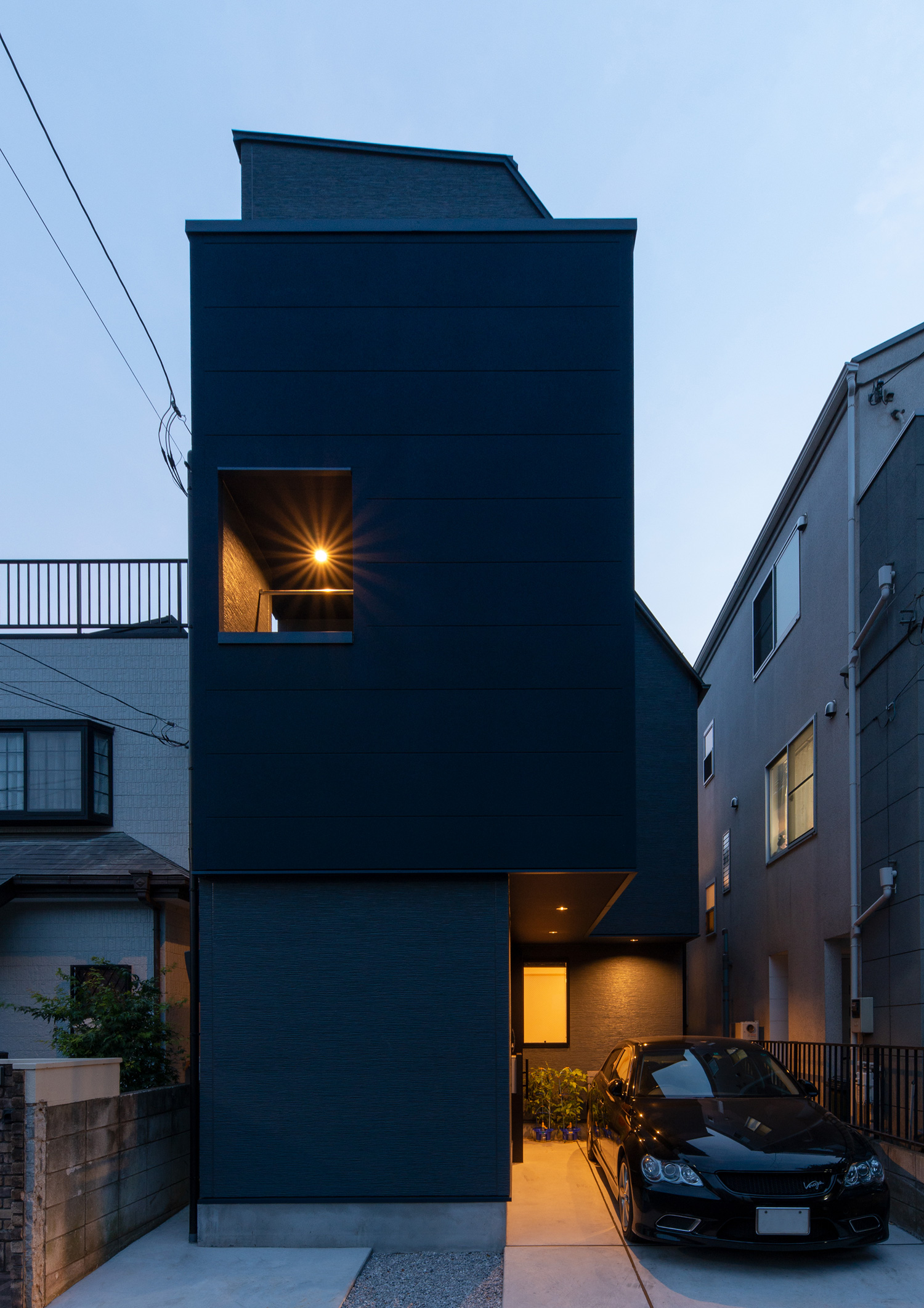 ベランダや玄関ポーチが照らされる住宅の外観・デザイン住宅 注文住宅・デザイン住宅建築実例_『CASE655 群青』_外観