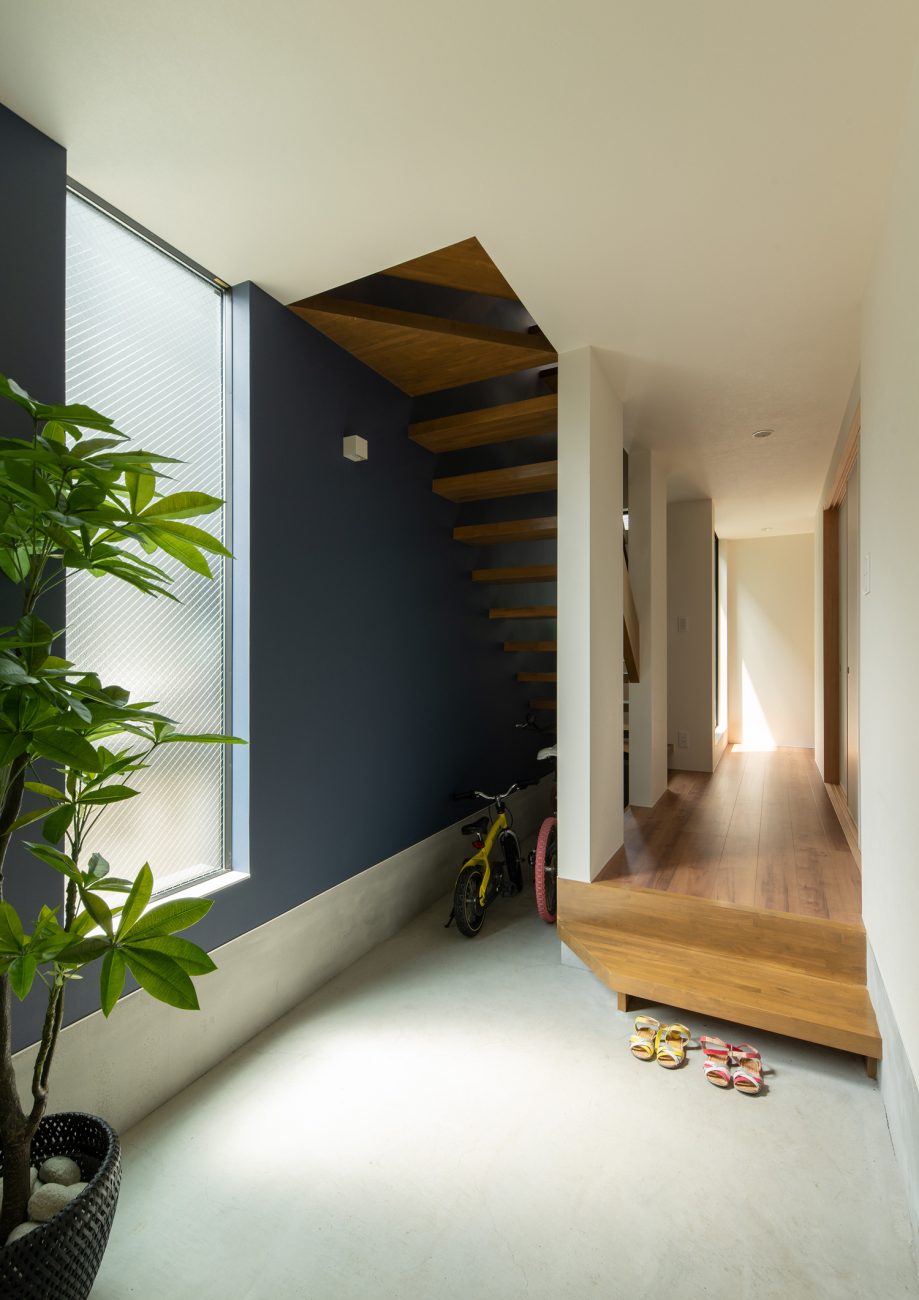 自転車を置くことが出来る、広い土間の玄関・デザイン住宅 注文住宅・デザイン住宅建築実例_『CASE655 群青』_玄関