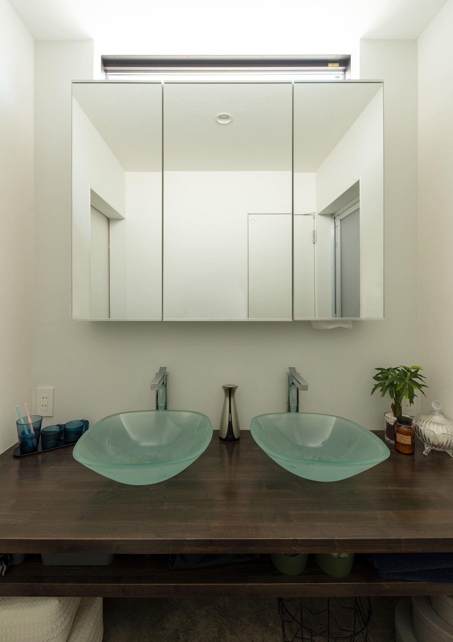 ハイサイドライトがある2ボウルの洗面所・デザイン住宅 注文住宅・デザイン住宅建築実例_『CASE655 群青』_浴室・洗面所