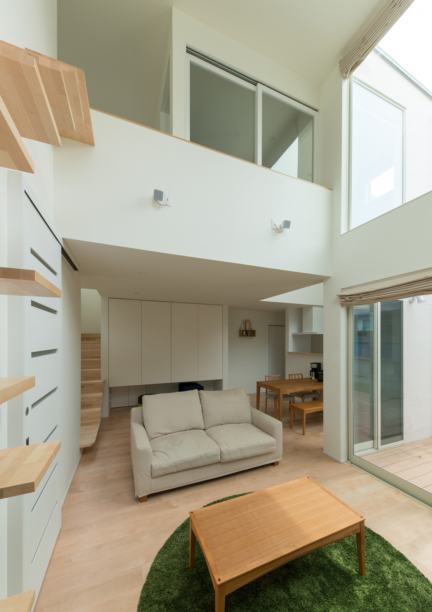 二階に吹き抜けに面した窓があるテラスに面したLDK・デザイン住宅 注文住宅・デザイン住宅建築実例_『CASE580 cherishing house』_LDK