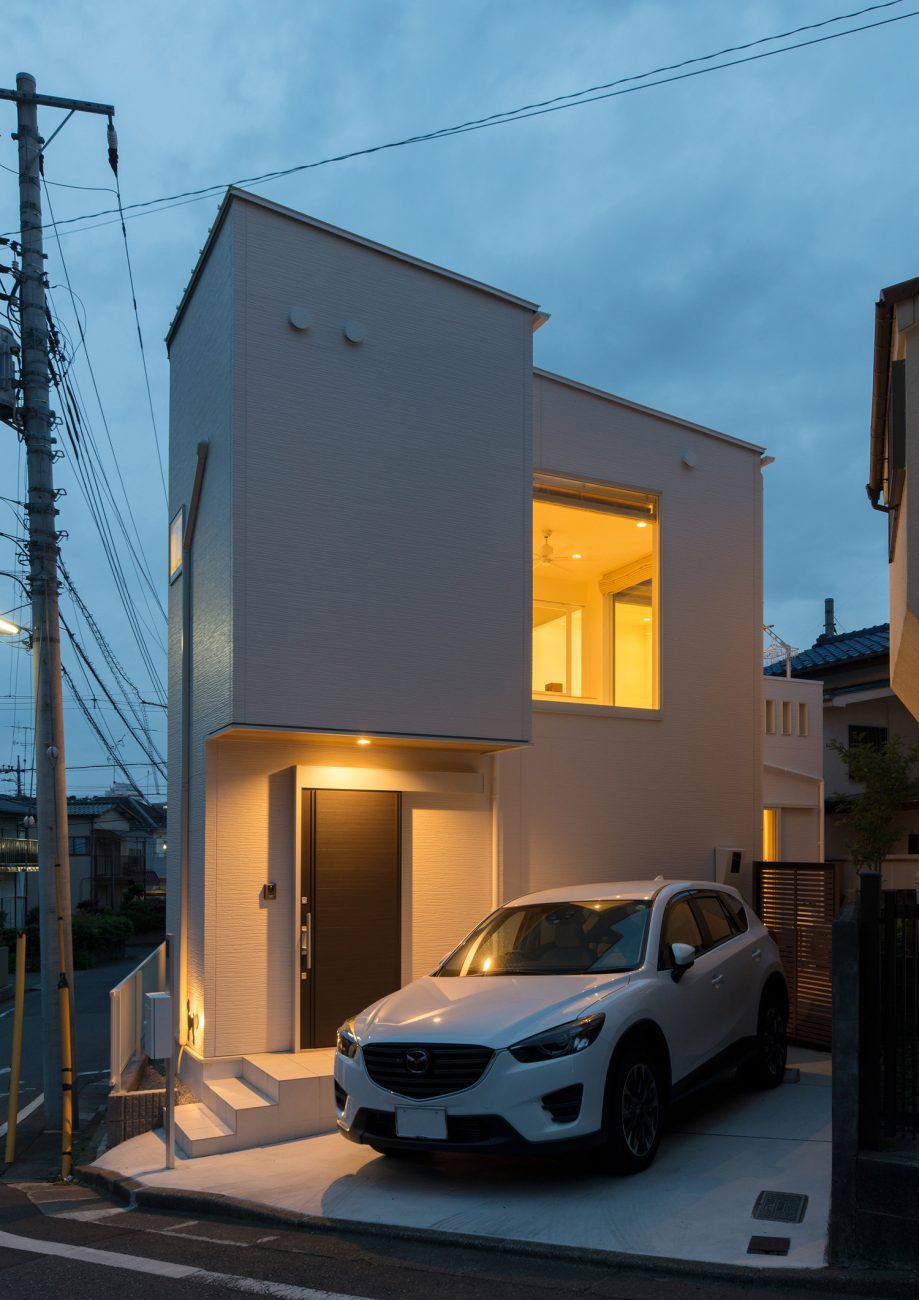 白い車が一台止められた、白い外壁で黒い玄関扉が取り付けられた家・デザイン住宅 注文住宅・デザイン住宅建築実例_『CASE580 cherishing　house』_外観