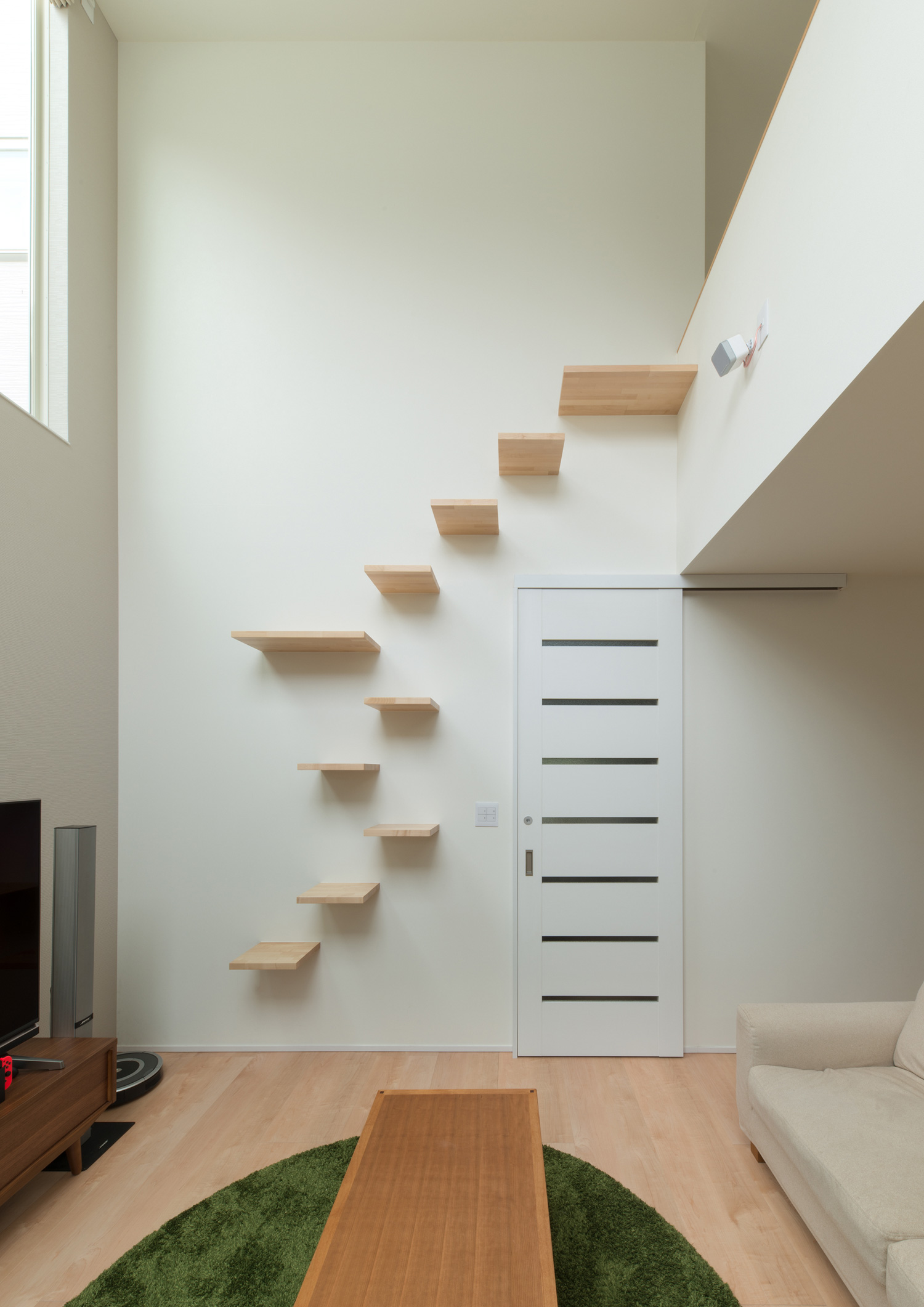 白い壁に木のキャットウォークが取り付けられた吹き抜けのLDK・デザイン住宅 注文住宅・デザイン住宅建築実例_『CASE580 cherishing house』_LDK