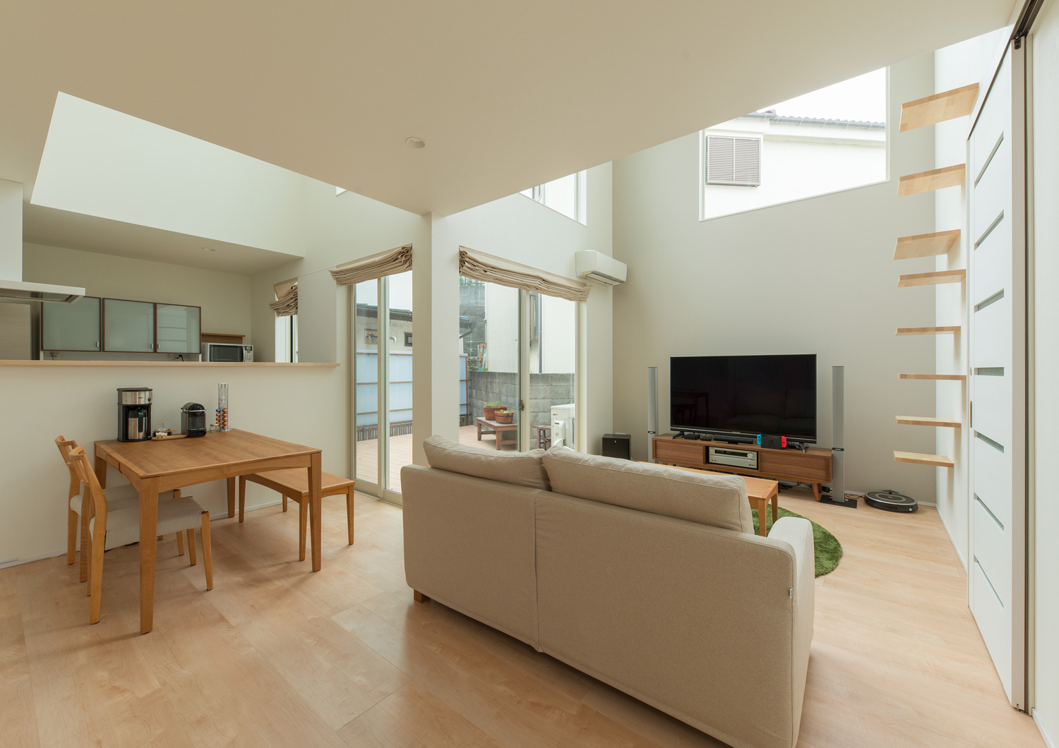 リビングとダイニングに吹き抜けを作ったテラスに面したLDK・デザイン住宅 注文住宅・デザイン住宅建築実例_『CASE580 cherishing house』_LDK