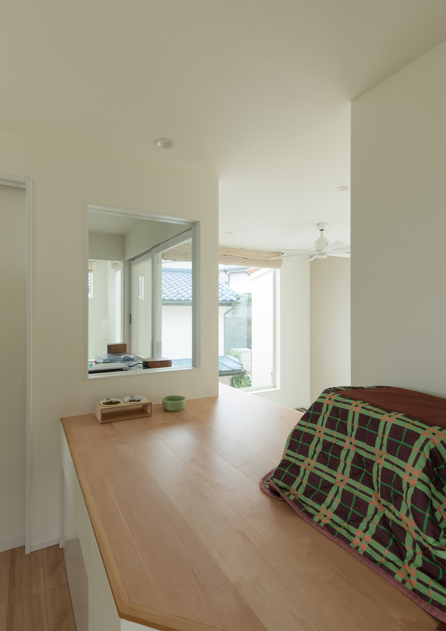 猫用のこたつや猫のごはん置き場がある吹き抜けに面したスペース・デザイン住宅 注文住宅・デザイン住宅建築実例_『CASE580 cherishing house』_フリースペース