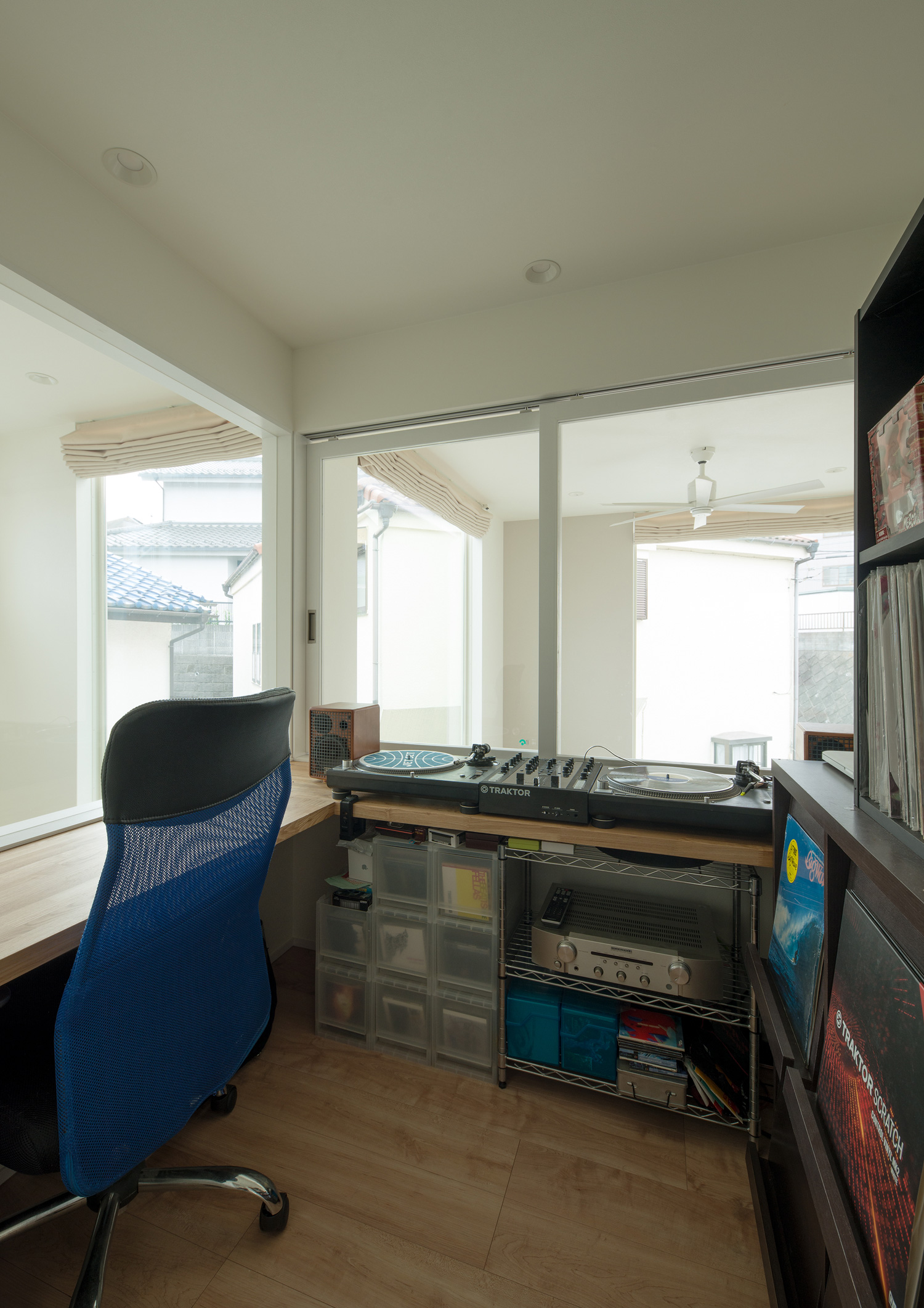 DJブースのある吹き抜けに面した書斎・デザイン住宅 注文住宅・デザイン住宅建築実例_『CASE580 cherishing house』_書斎