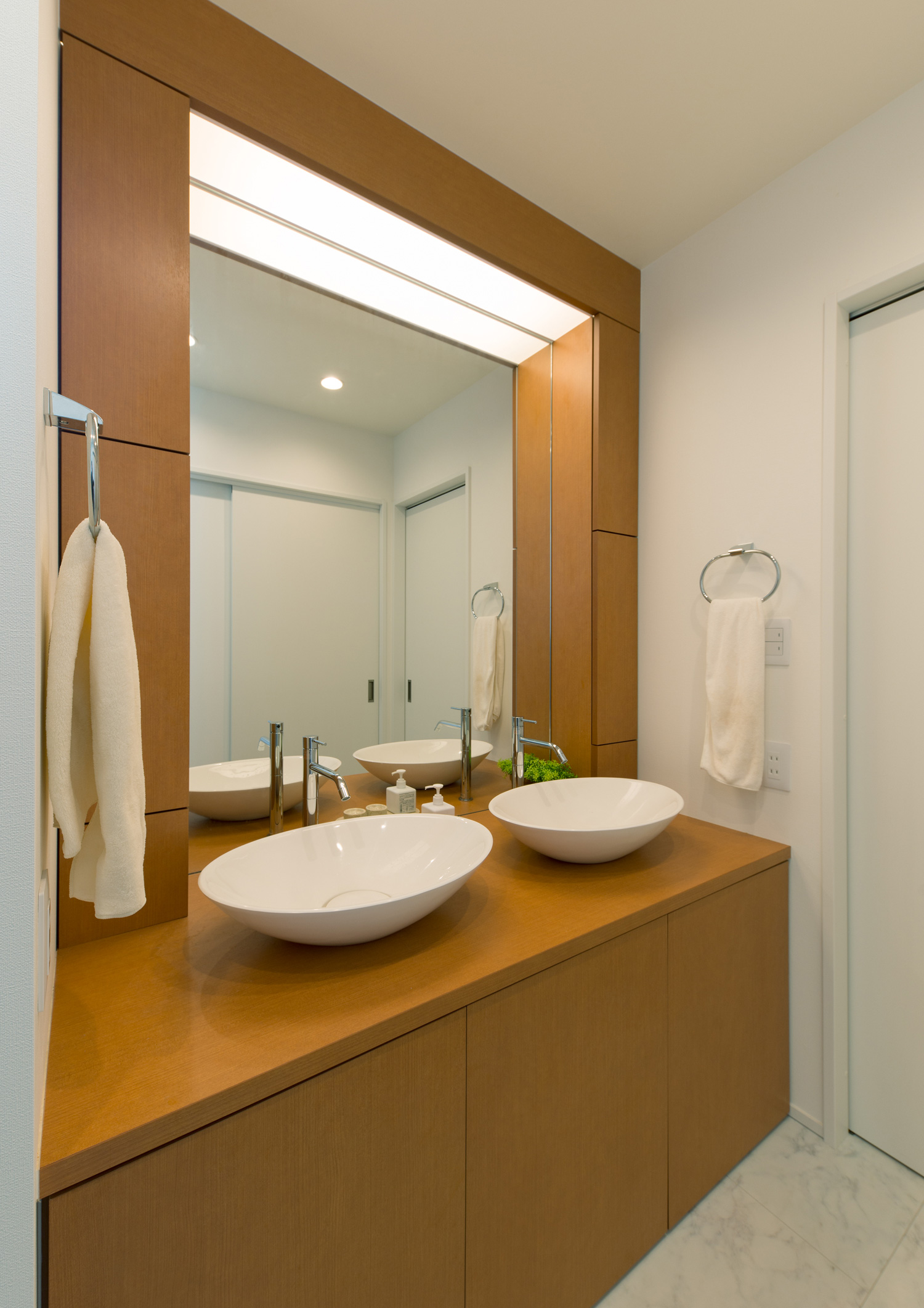 ダブルボウルの、木製の造作洗面台がある洗面所・デザイン住宅 注文住宅・デザイン住宅建築実例_『CASE580 cherishing house』_浴室・洗面所