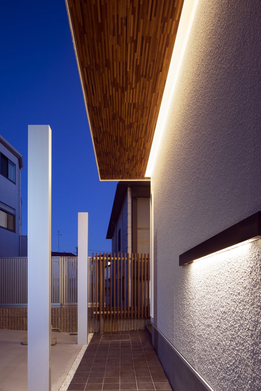 間接照明付きの軒天井がある玄関アプローチ・デザイン住宅 注文住宅・デザイン住宅建築実例_『CASE656 L x』_外観
