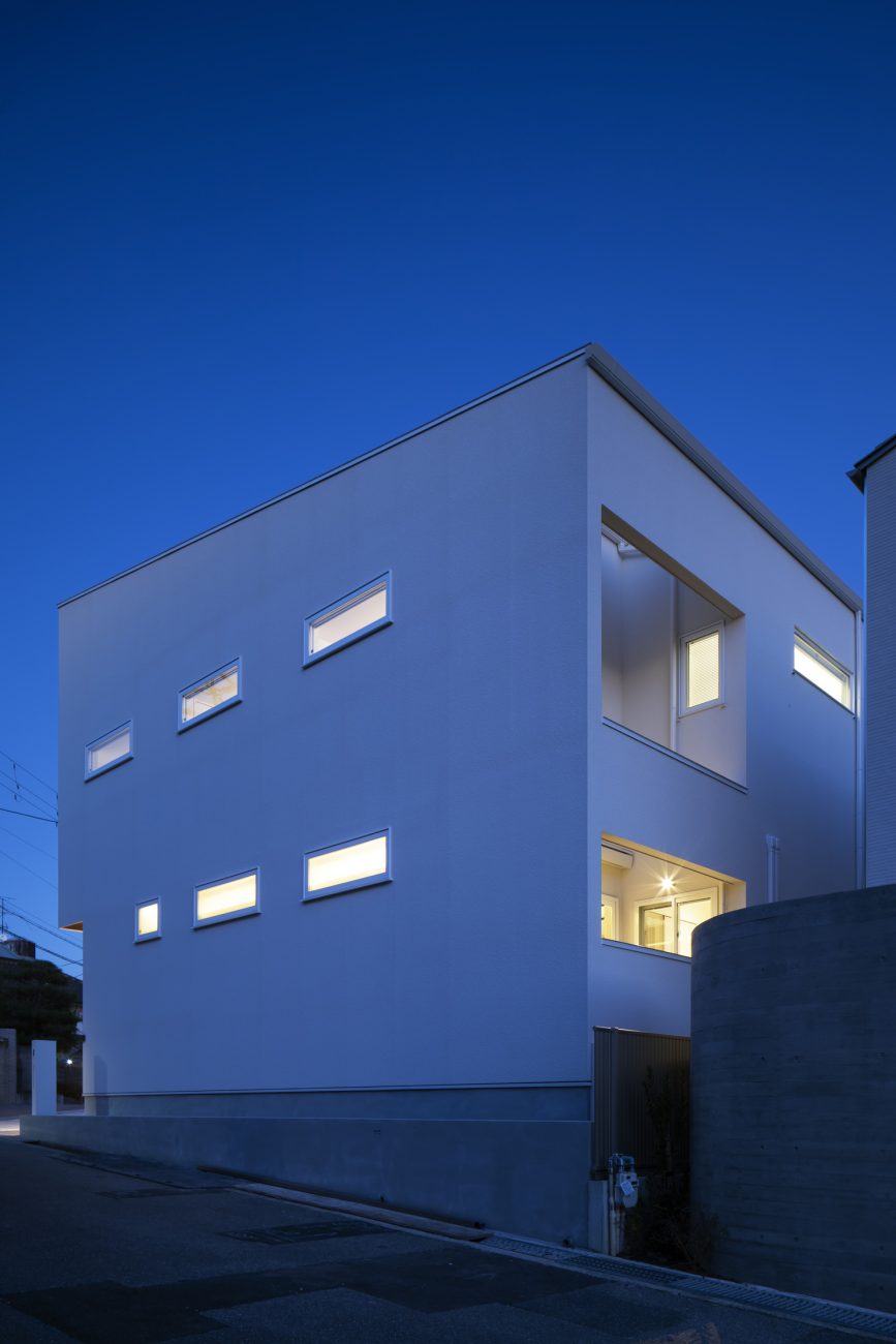 ベランダ部分が大きく空いた白い外壁の住宅・デザイン住宅 注文住宅・デザイン住宅建築実例_『CASE656 L x』_外観