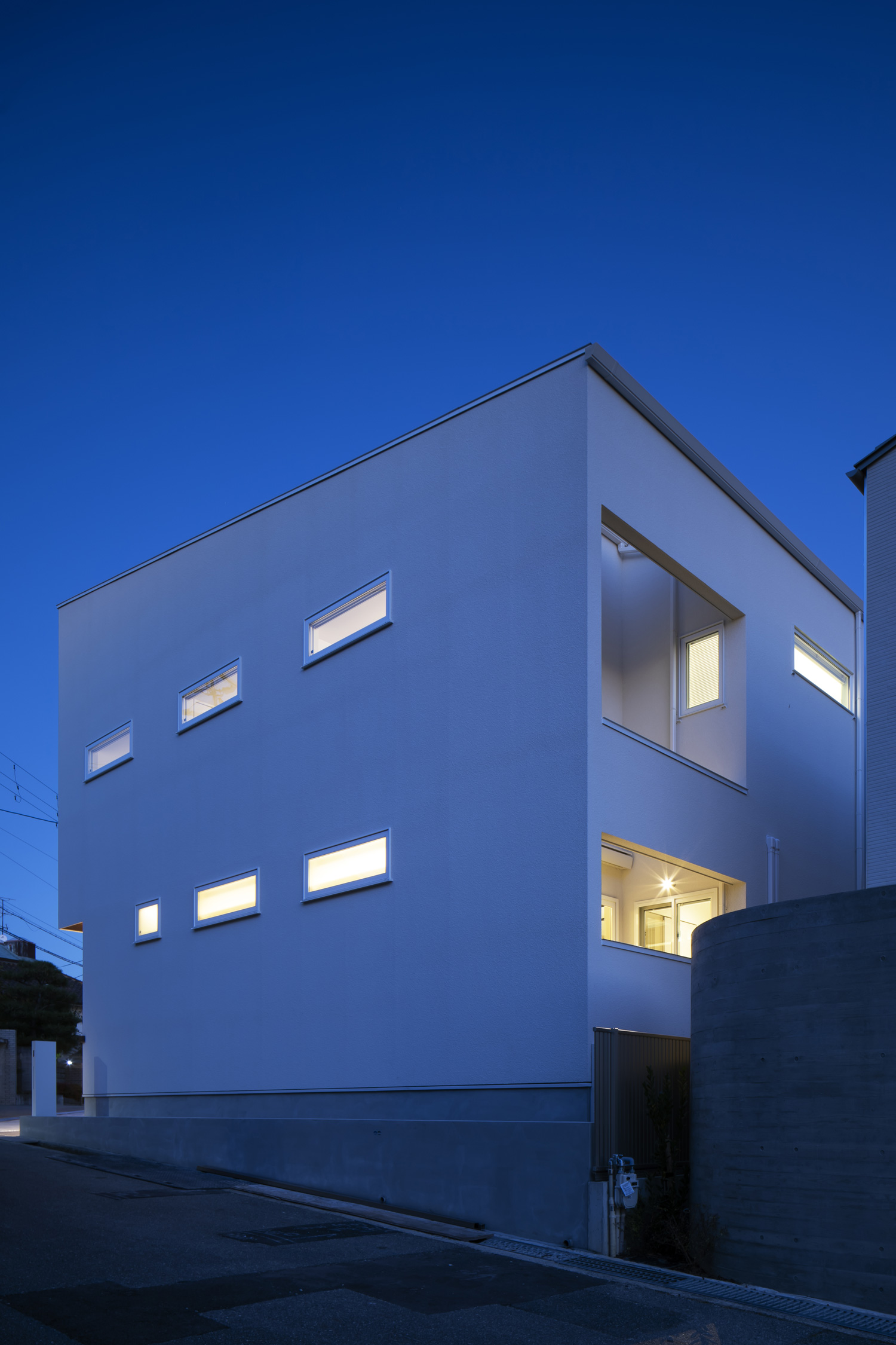 ベランダ部分が大きく空いた白い外壁の住宅・デザイン住宅 注文住宅・デザイン住宅建築実例_『CASE656 L x』_外観