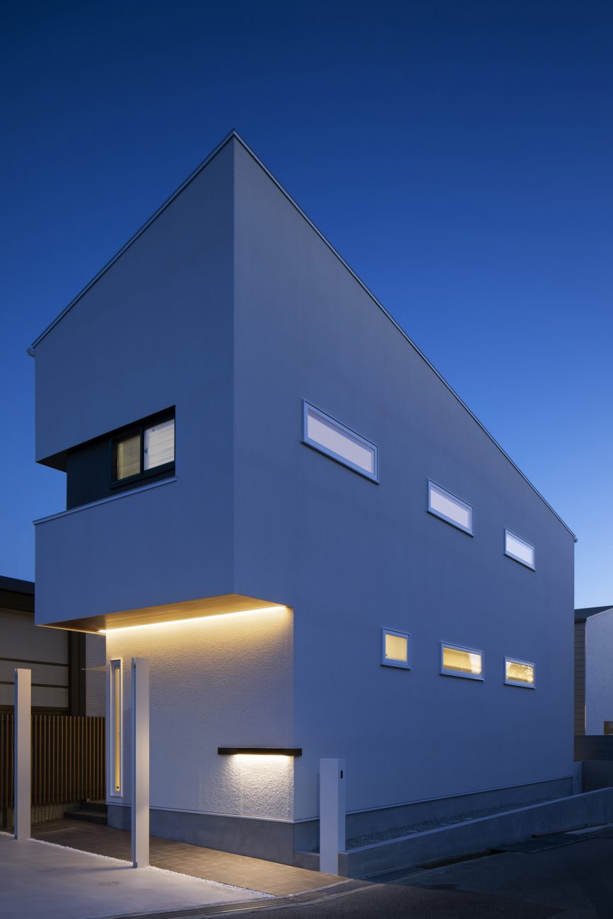 大きさや位置が均一な窓が並ぶ、間接照明が取り付けられた住宅の外観・デザイン住宅 注文住宅・デザイン住宅建築実例_『CASE656 L x』_外観