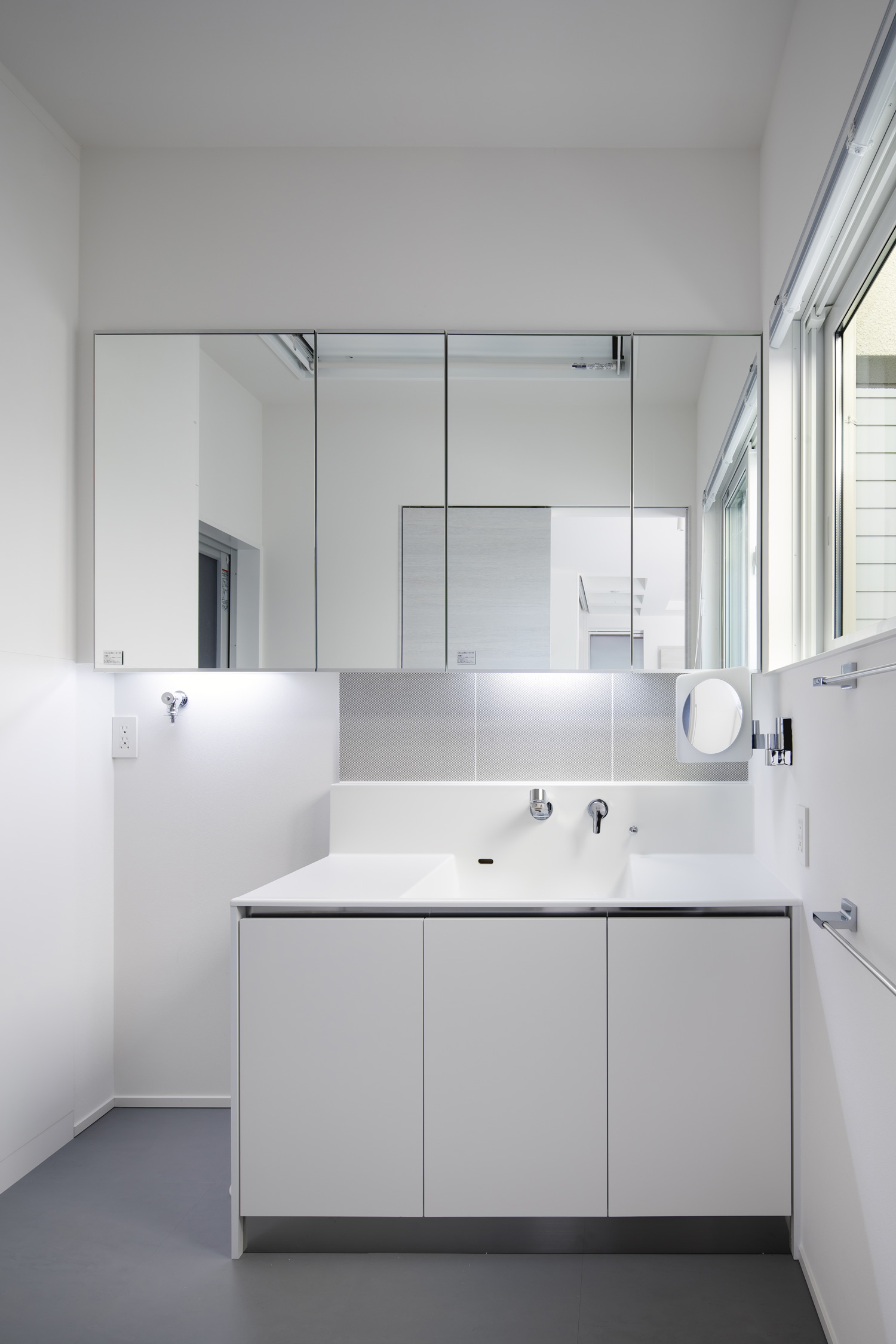 白の造作洗面台があり、ミラーボックスを取り付けた洗面所・デザイン住宅 注文住宅・デザイン住宅建築実例_『CASE656 L x』_浴室・洗面所