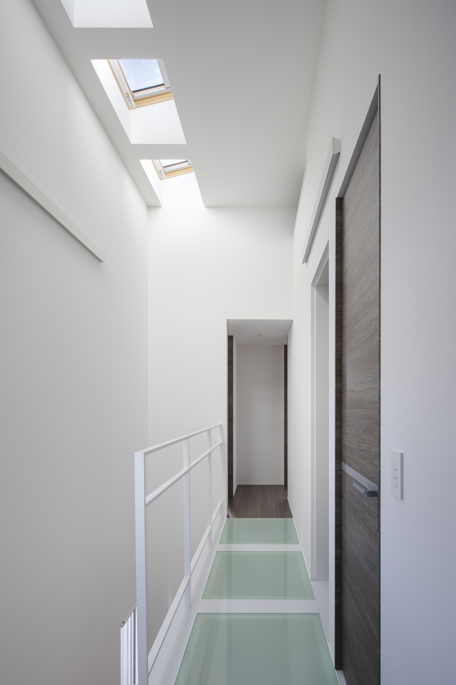天窓を取り付けたガラス床の廊下・デザイン住宅 注文住宅・デザイン住宅建築実例_『CASE656 L x』_廊下