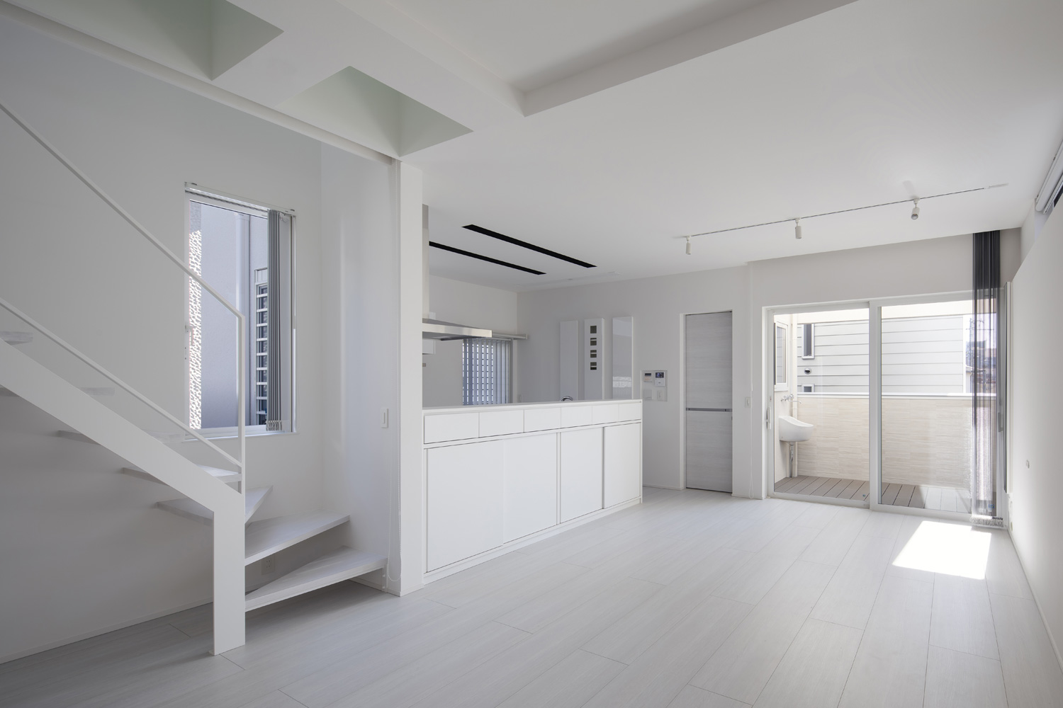 白一色でまとめたベランダとフラットに繋がるLDK・デザイン住宅 注文住宅・デザイン住宅建築実例_『CASE656 L x』_LDK