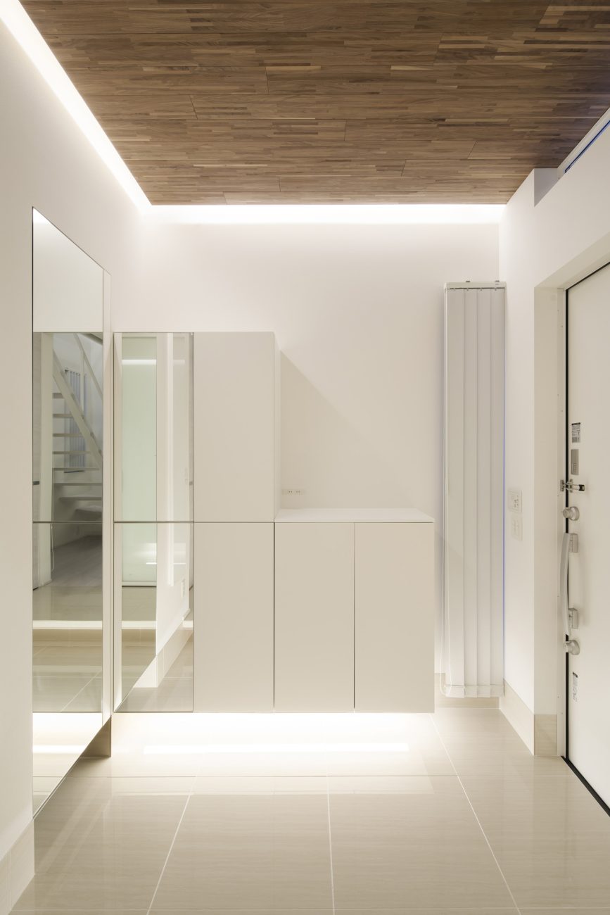 シューズボックスの下や天井の回りに間接照明を設けたタイル張りの玄関・デザイン住宅 注文住宅・デザイン住宅建築実例_『CASE656 L x』_玄関