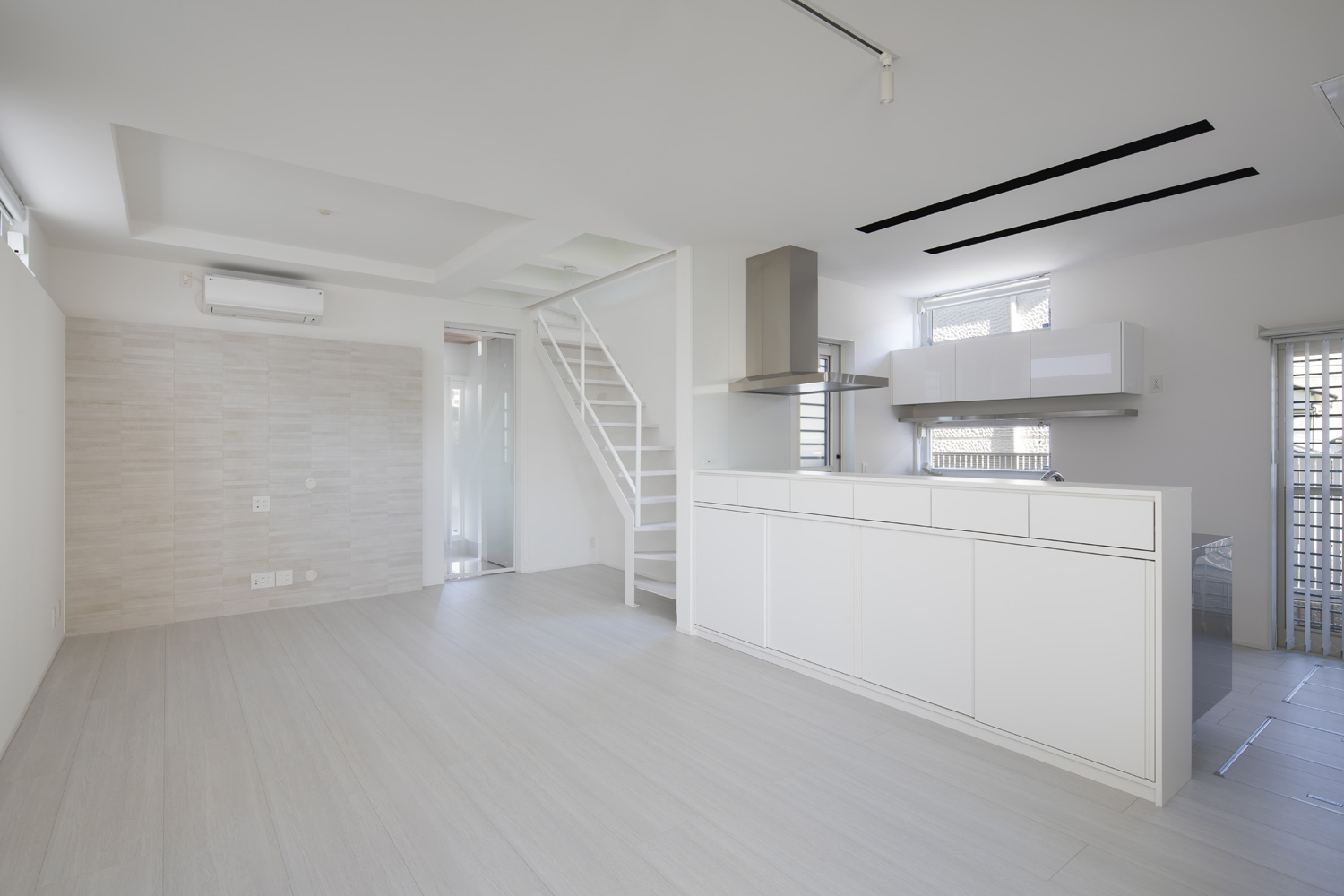 クロスをはじめ床や階段も白でまとめられたLDK・デザイン住宅 注文住宅・デザイン住宅建築実例_『CASE656 L x』_LDK