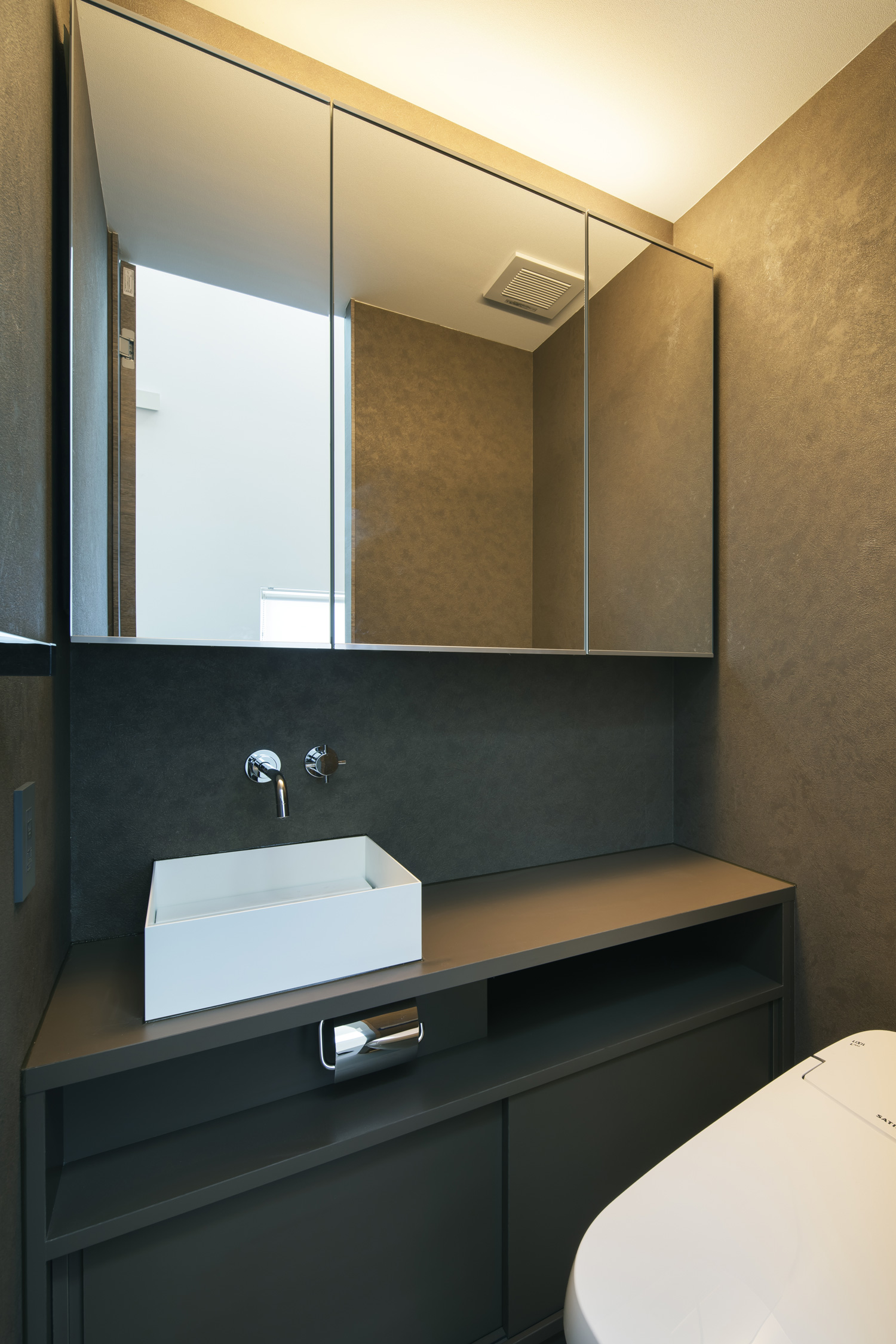 手洗いカウンターとミラーボックスを取り付けたトイレ・デザイン住宅 注文住宅・デザイン住宅建築実例_『CASE656 L x』_トイレ